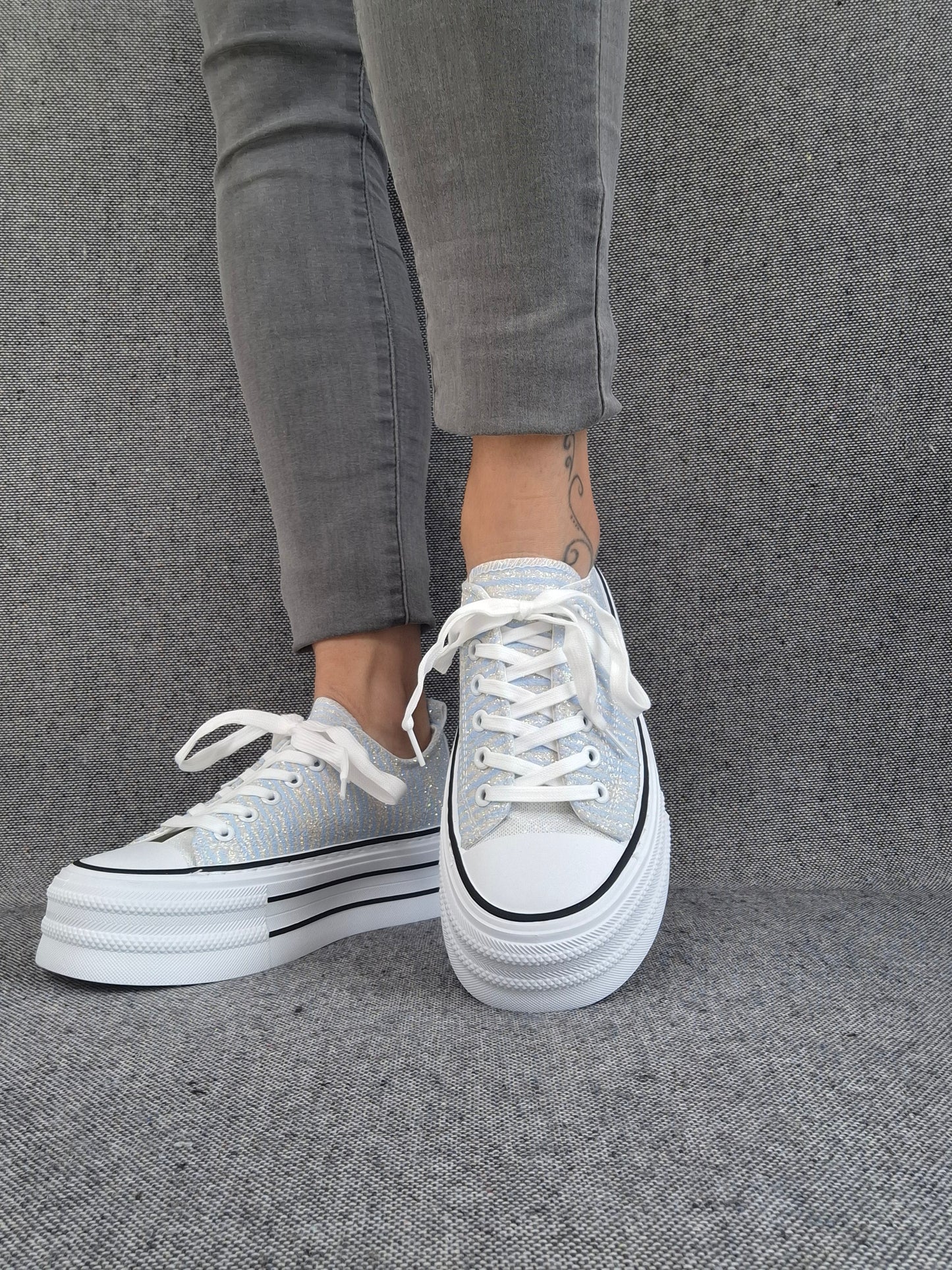 Chaussures baskets à rayures brillantes bleu semelle compensée style converse