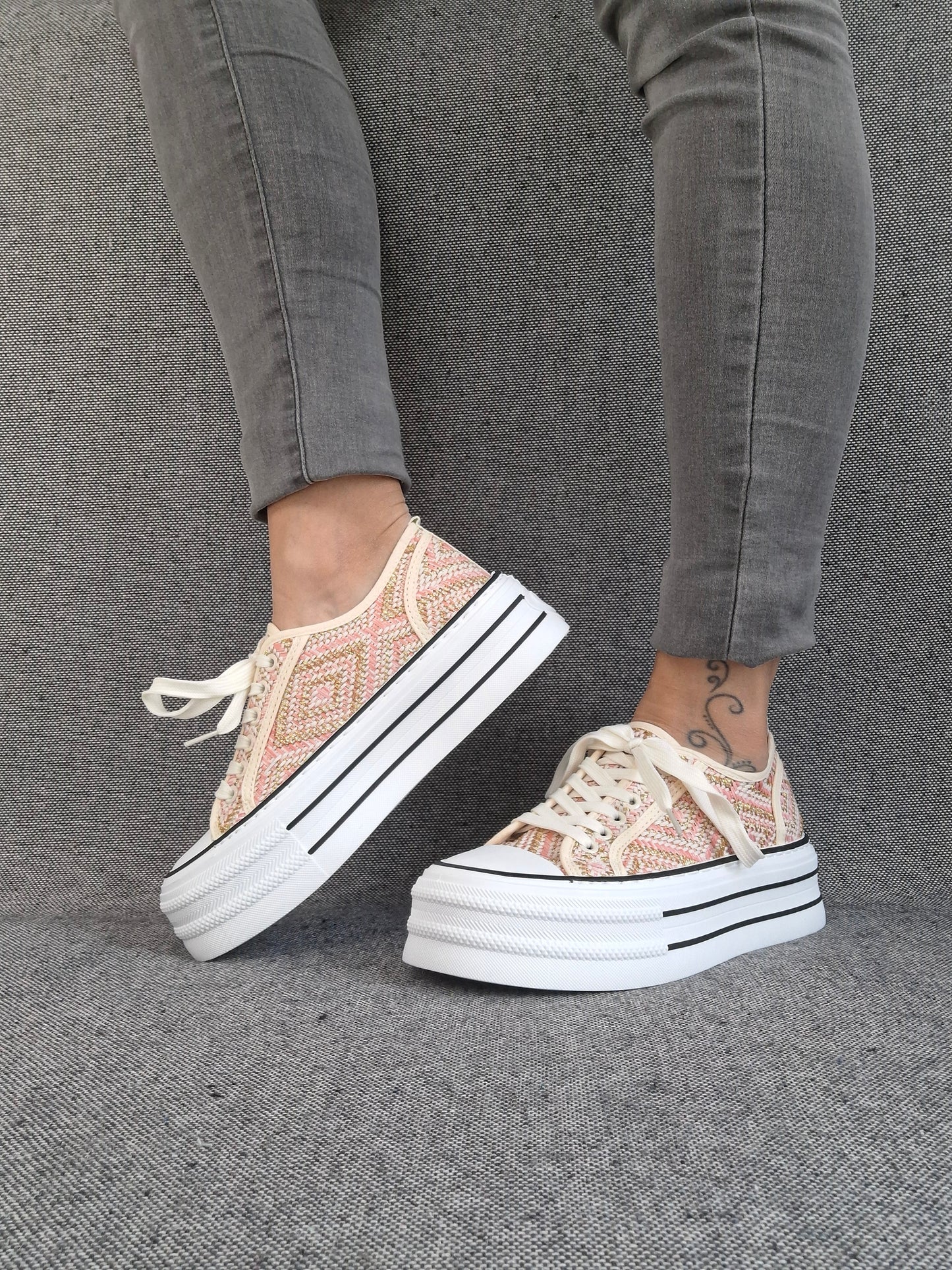 Chaussures baskets multicolores semelle compensée style converse