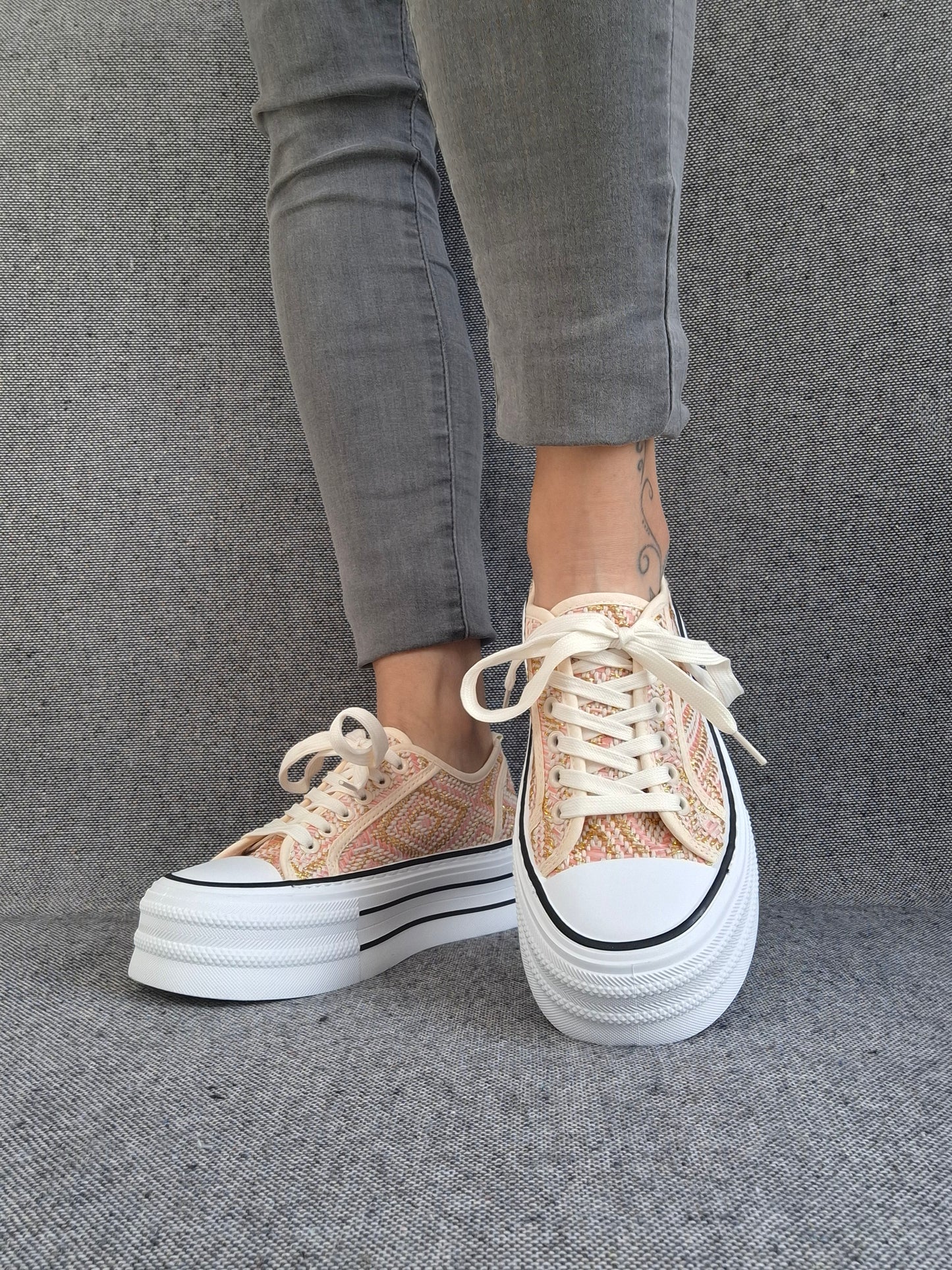 Chaussures baskets multicolores semelle compensée style converse