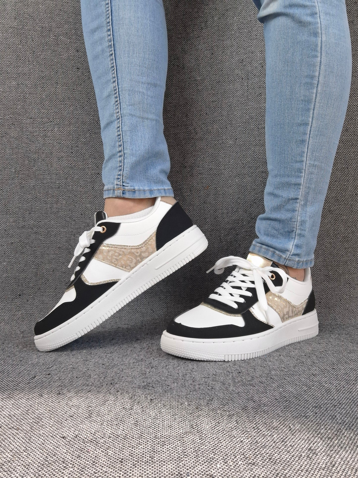 Chaussures baskets blanches et noirs details dorés style sneakers
