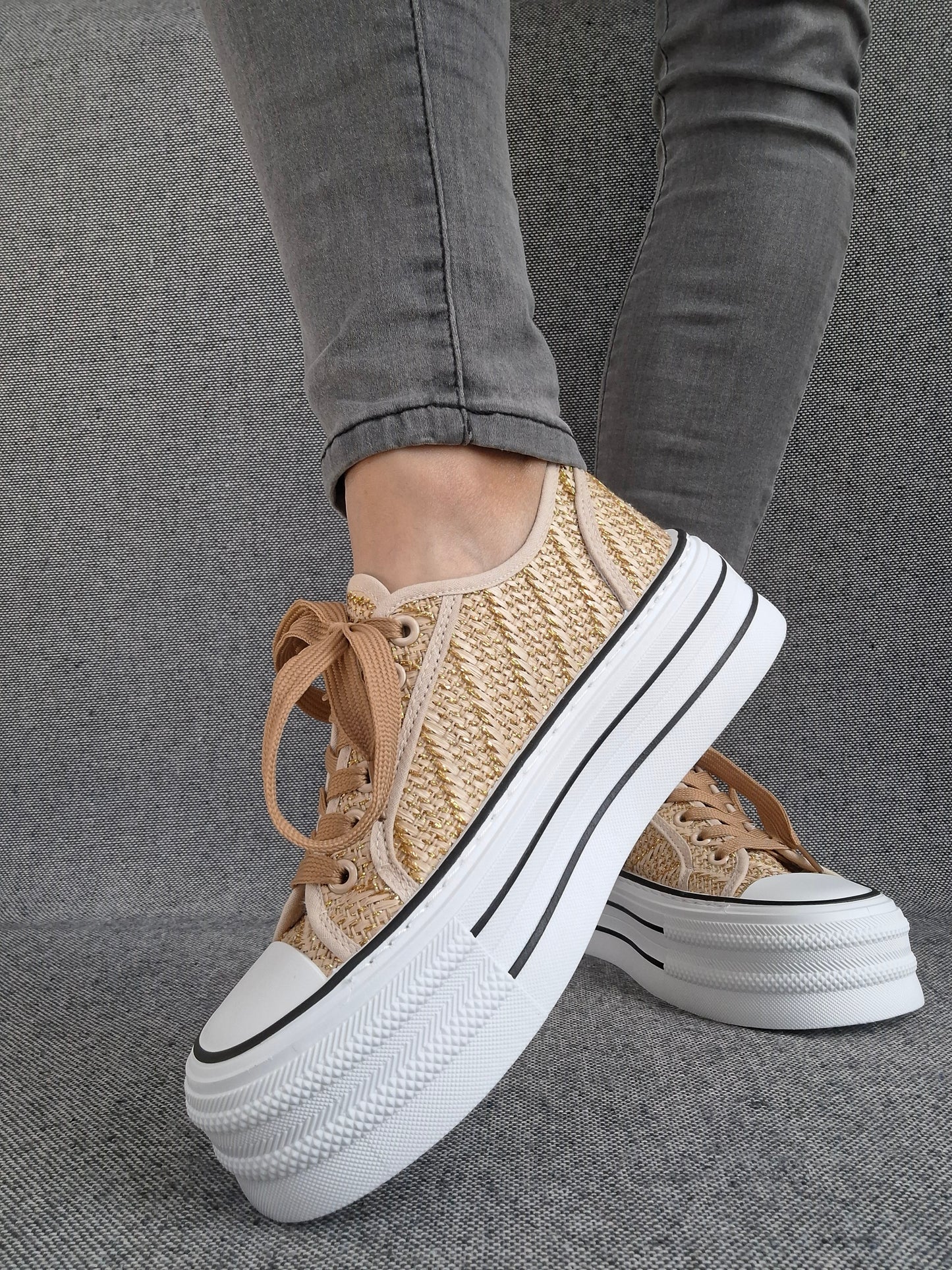 Chaussures baskets tissées beige doré semelle compensée style converse