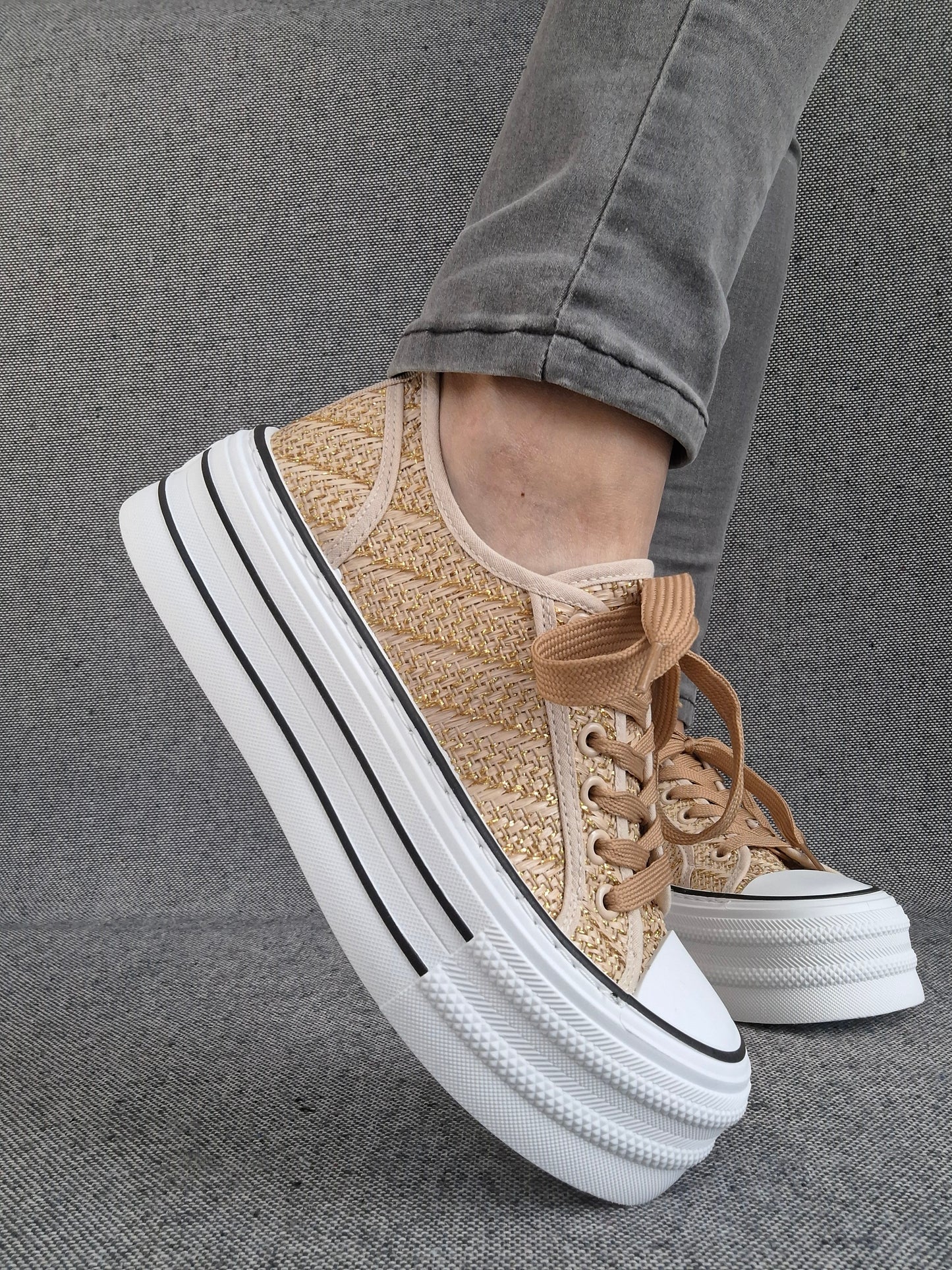 Chaussures baskets tissées beige doré semelle compensée style converse