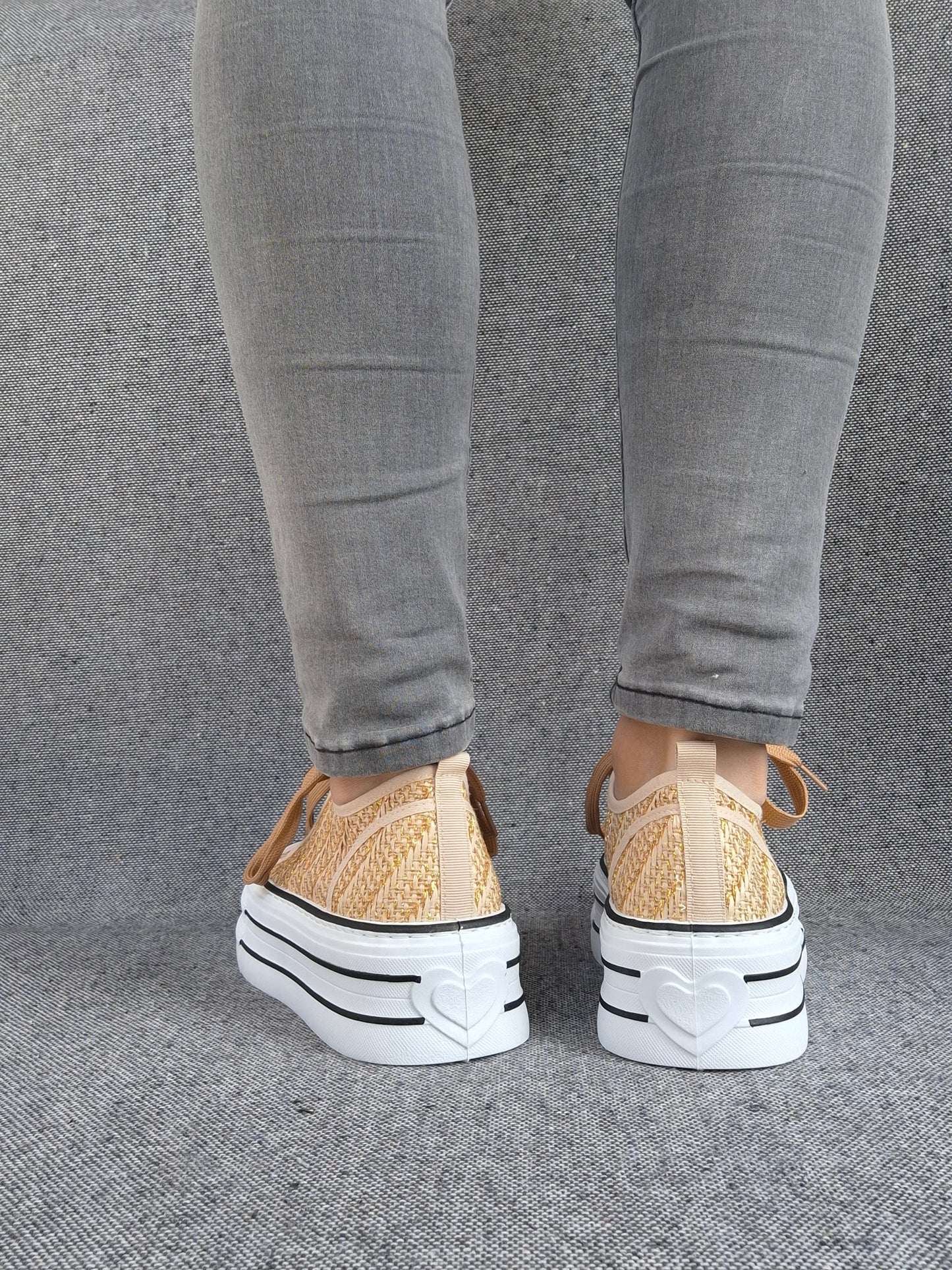 Chaussures baskets tissées beige doré semelle compensée style converse