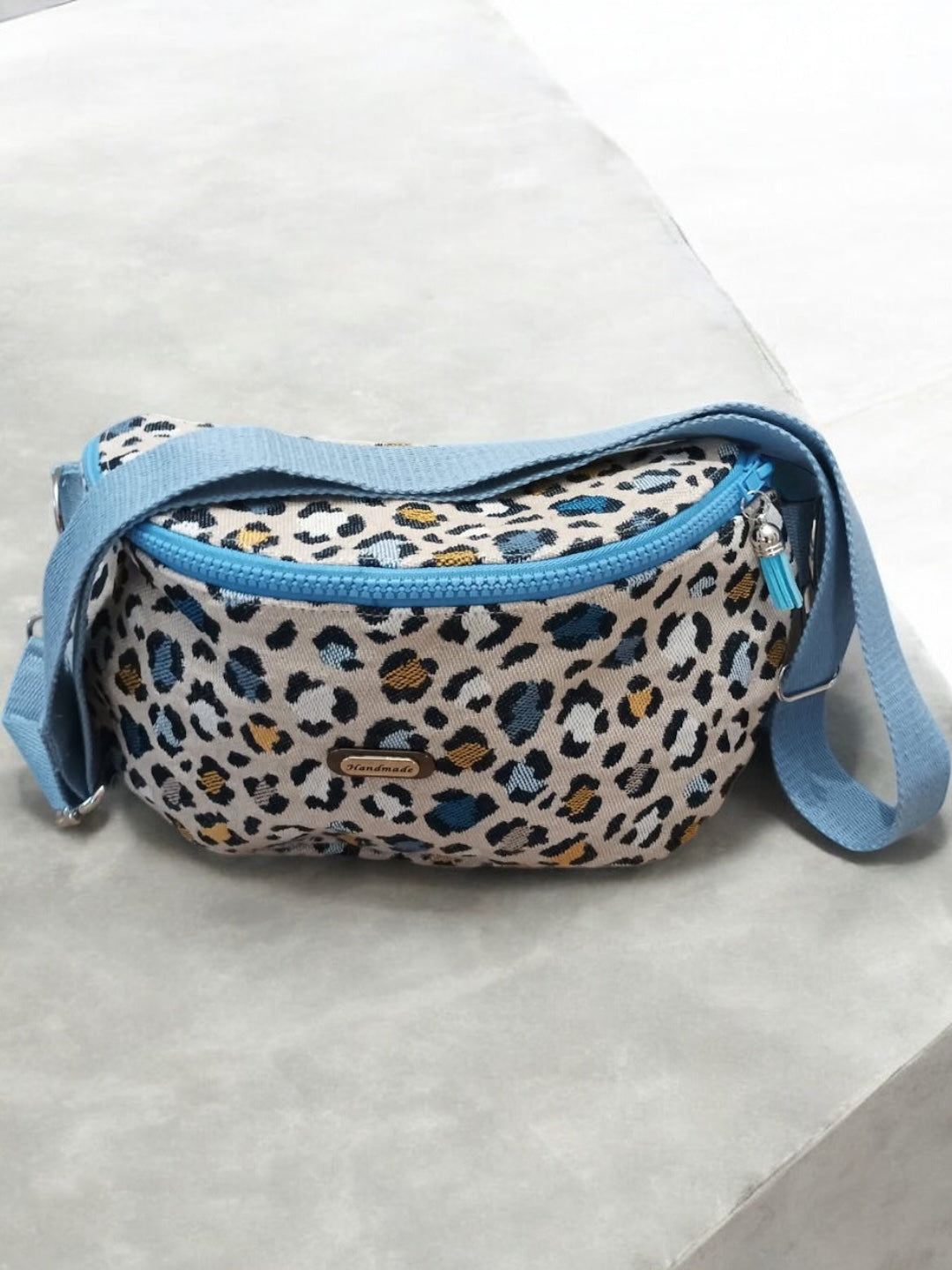 Sac banane en tissu motifs léopard bleu fond écru fait main