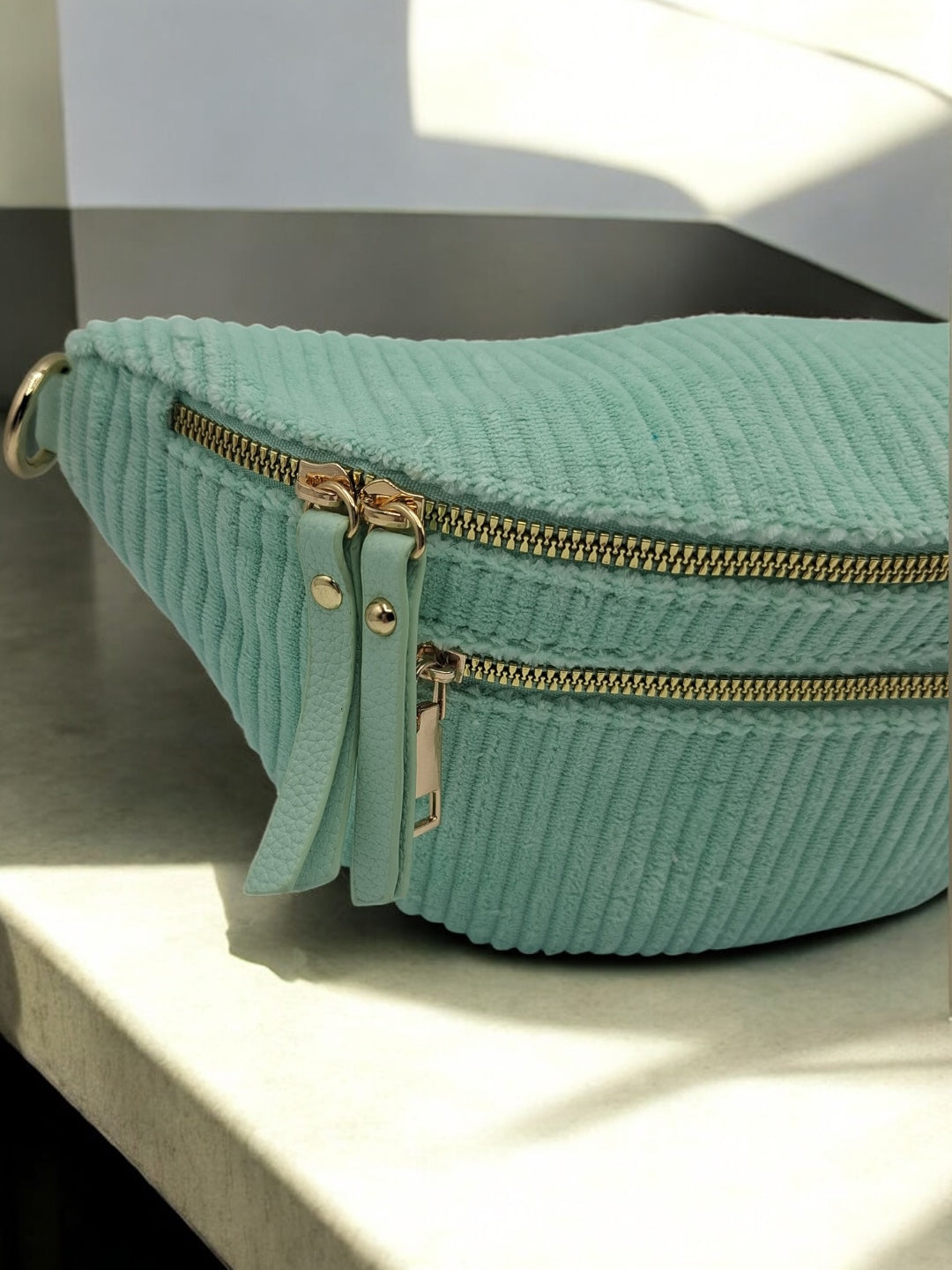 Sac banane velours côtelé 2 poches vert/bleu sangle fantaisie