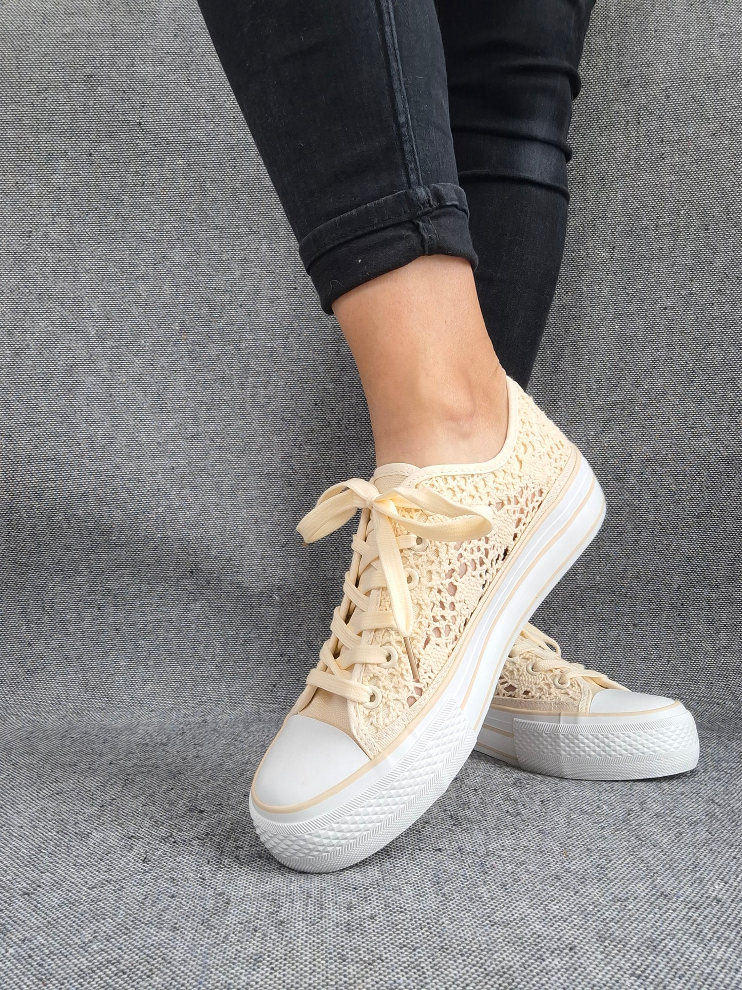 Chaussures baskets basses à dentelle beige en tissu style converse