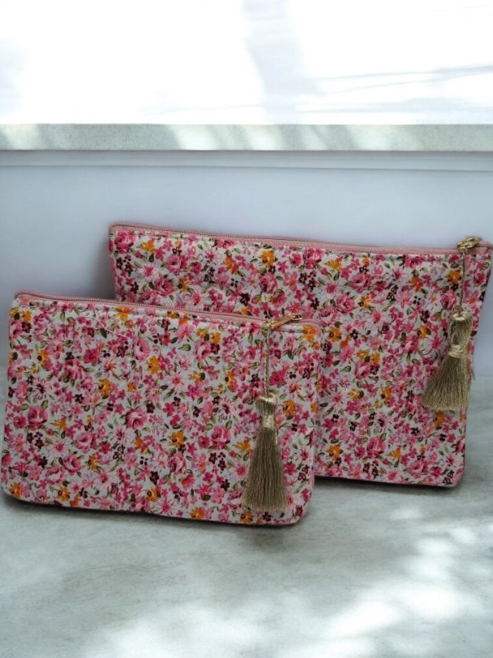 Trousse et pochette en coton motif floral avec des nuances de rose, jaune et blanc