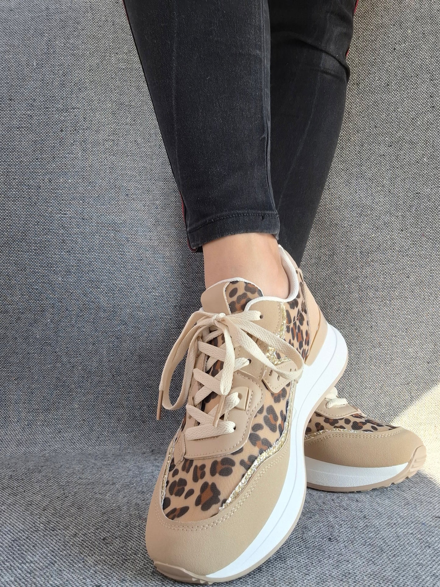 Chaussures baskets en tissu beige léopard avec une bande argentée pailletée style sneakers