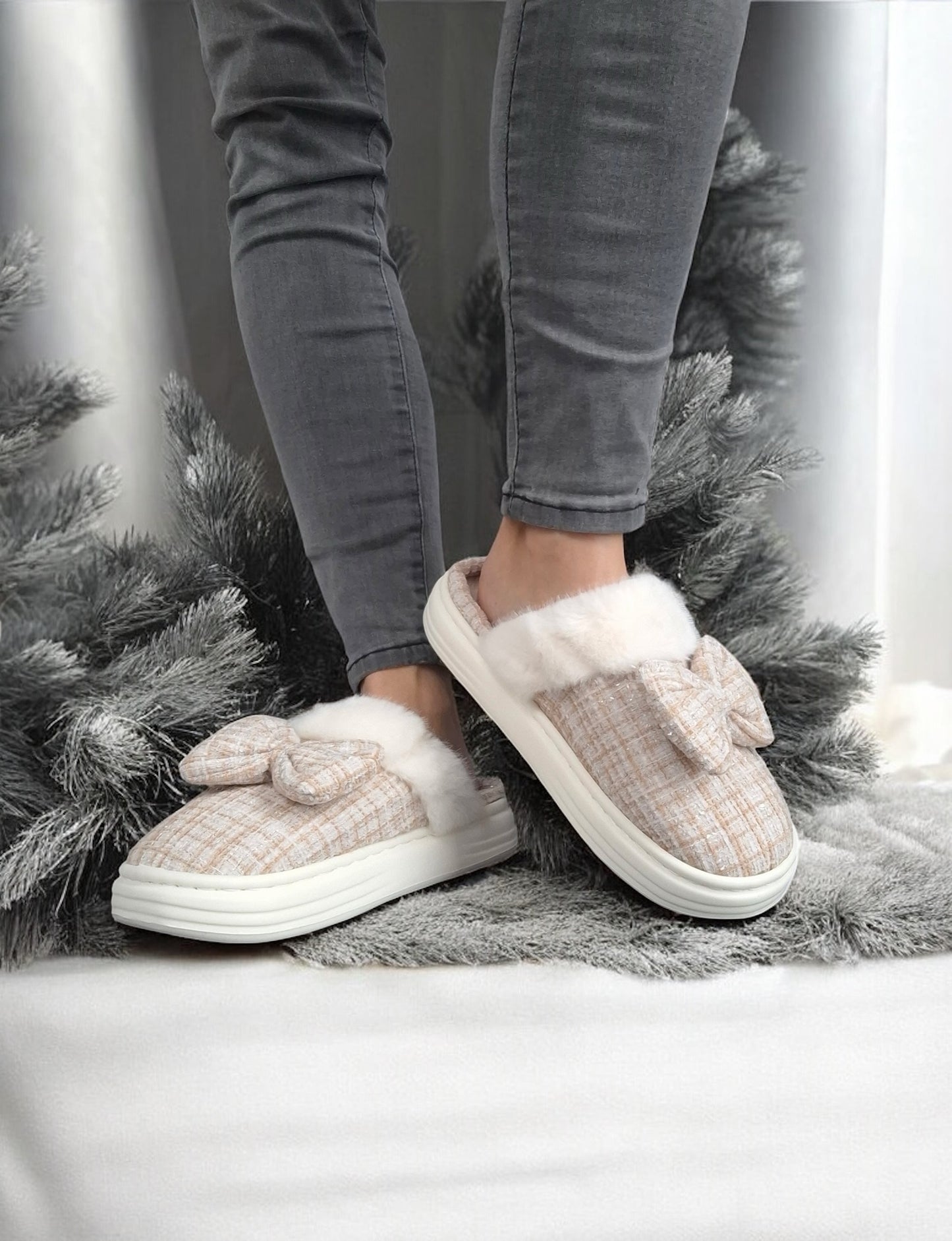 Chaussons fourrés beige et blanc en tissu à carreaux avec noeud