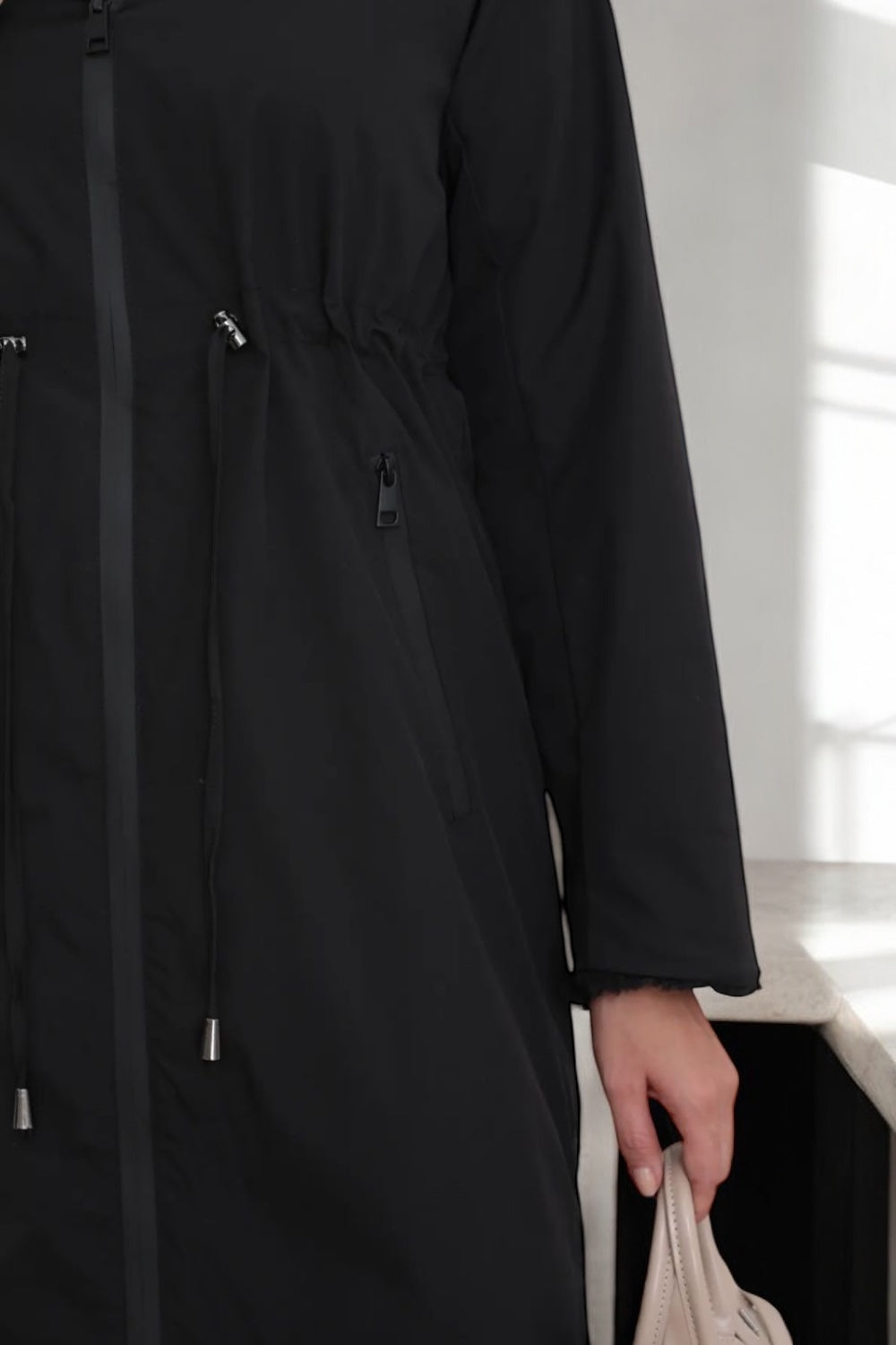 Manteau long réversible noir fausse fourrure avec capuche et cordons de serrage à la taille