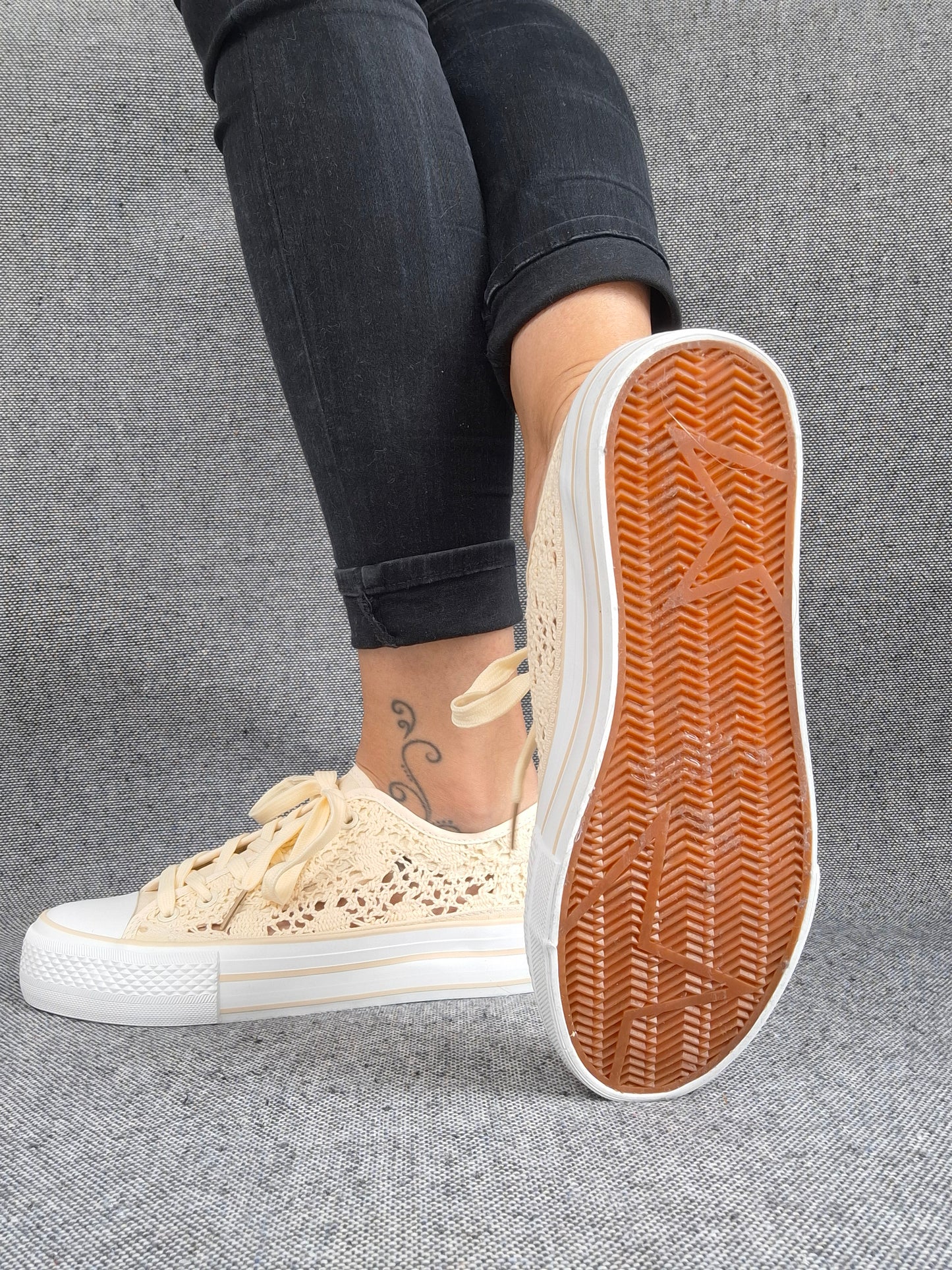Chaussures baskets basses à dentelle beige en tissu style converse