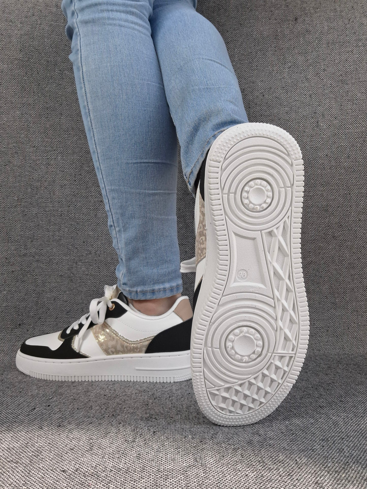 Chaussures baskets blanches et noirs details dorés style sneakers