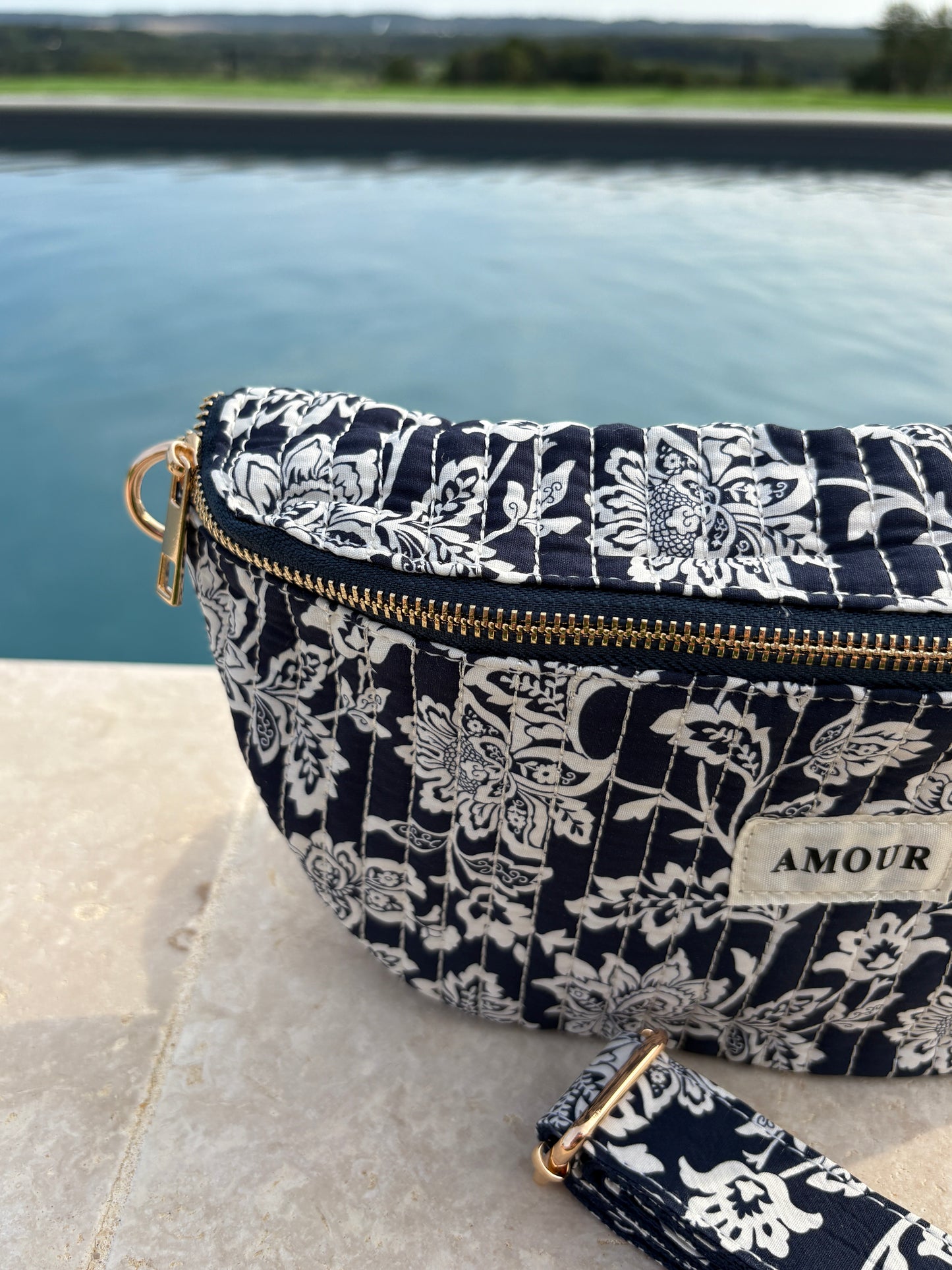 Sac banane coton matelassé liberty fleuri toile de jouy bleu marine et blanc