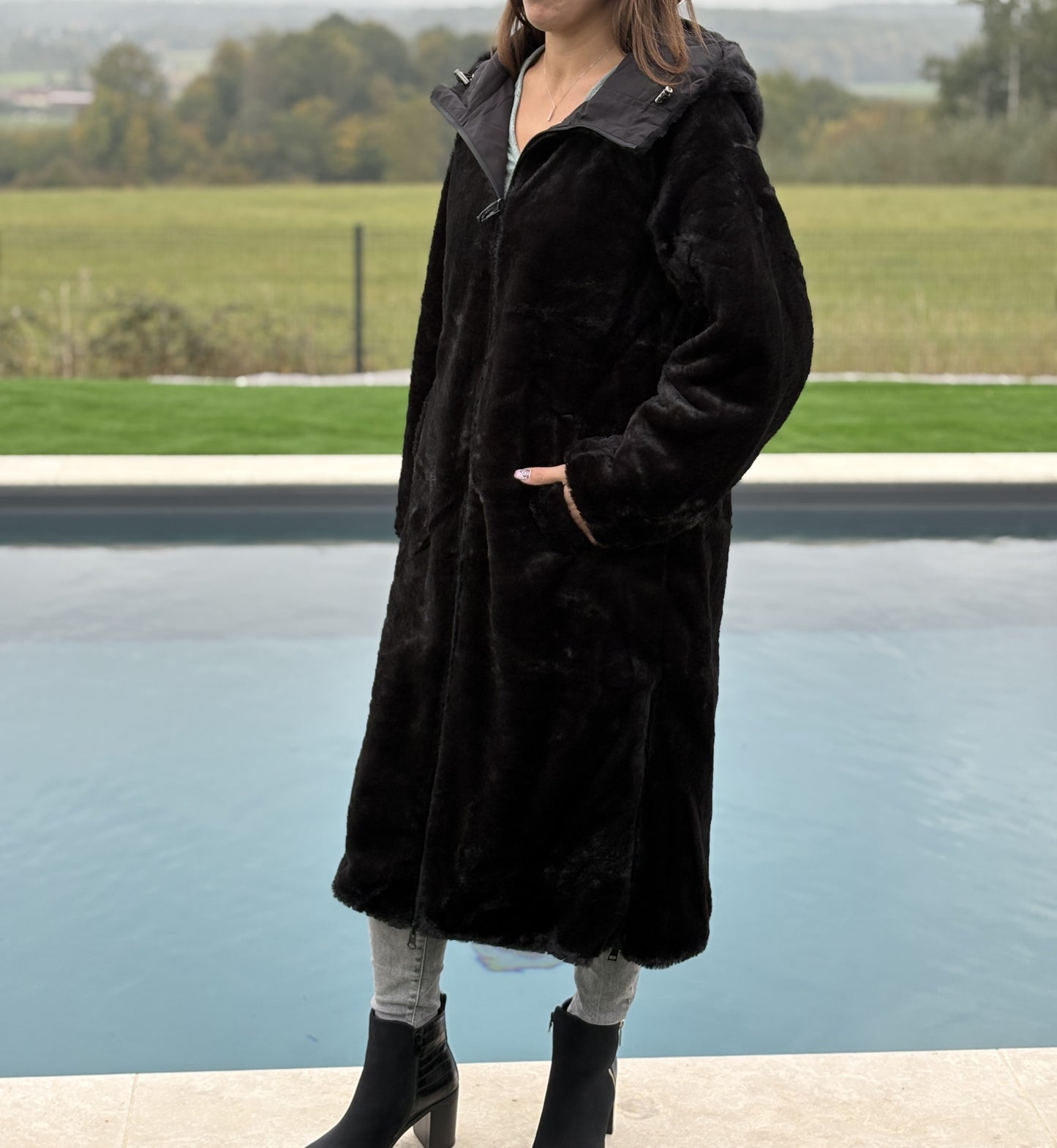 Manteau long réversible noir fausse fourrure avec capuche et cordons de serrage à la taille