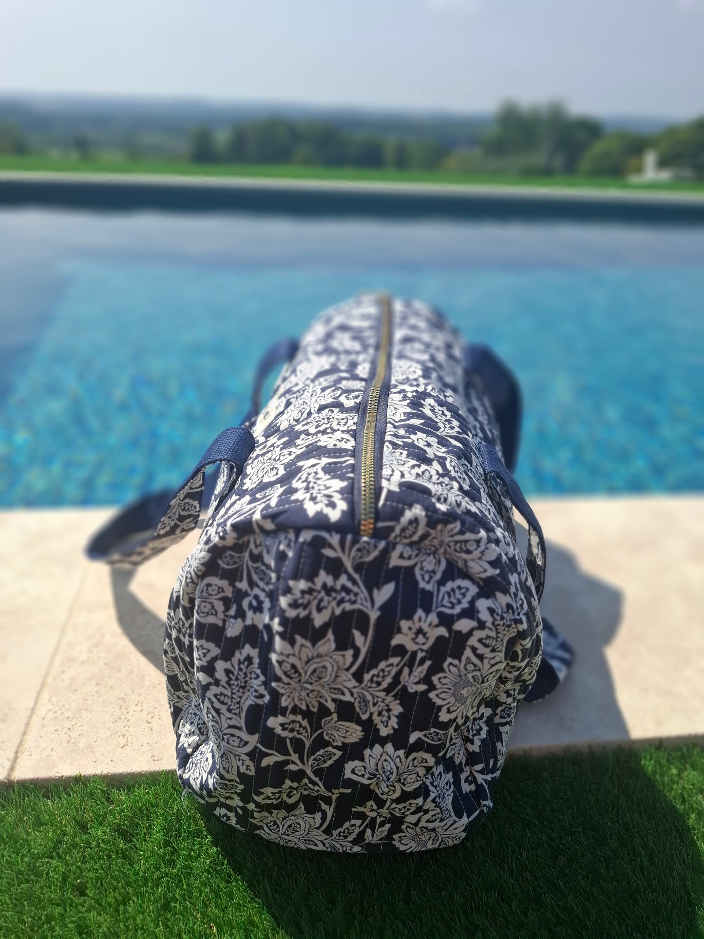 Sac polochon en coton matelassé liberty fleuri toile de jouy bleu marine et blanc