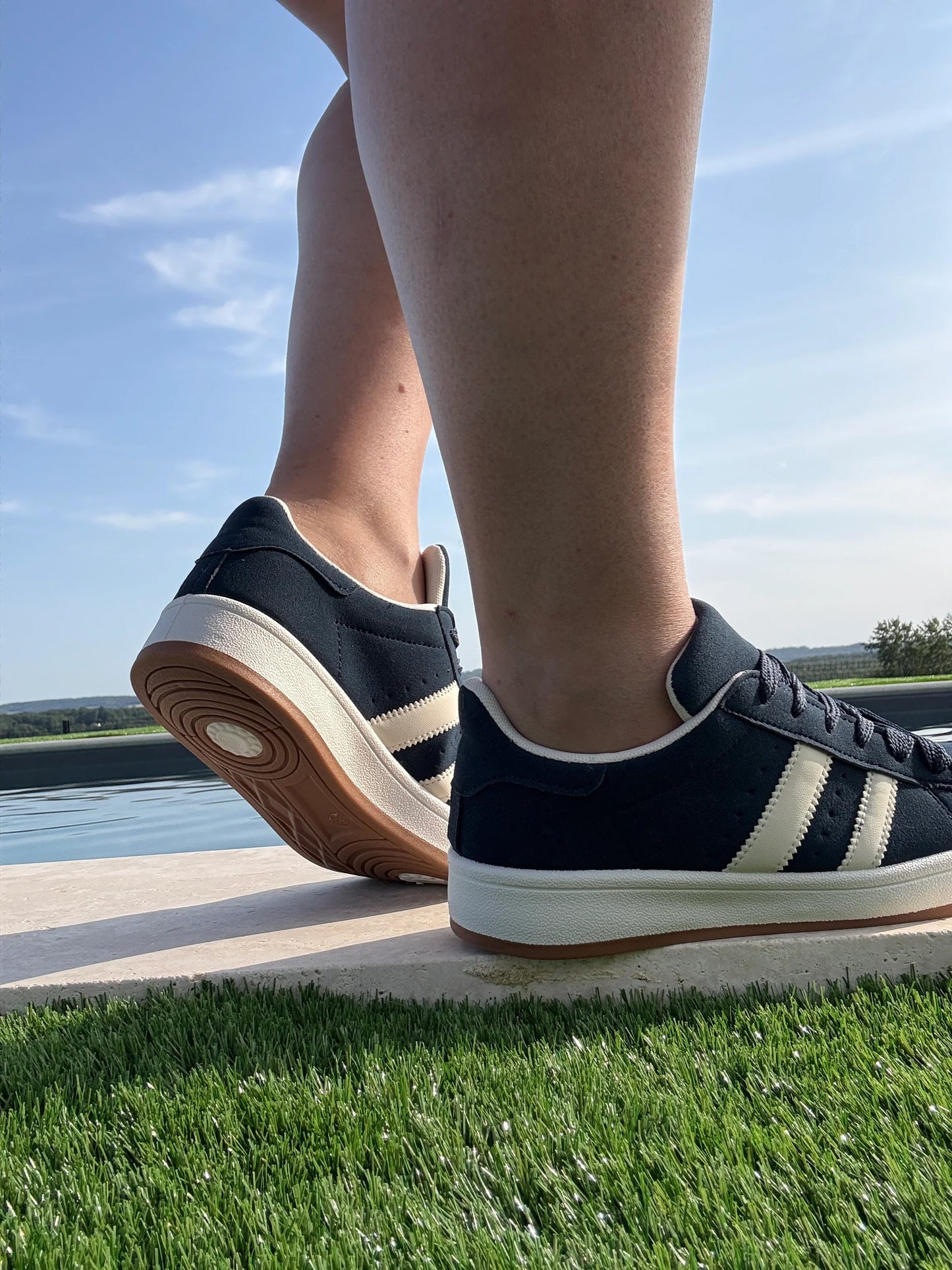 Chaussures baskets basses bleu marine blanc style campus