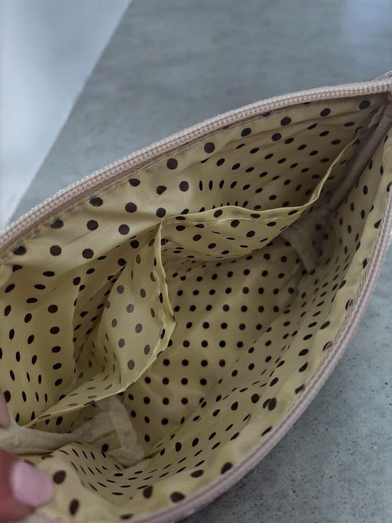 Trousse en coton motif à carreaux blancs sur un fond gris