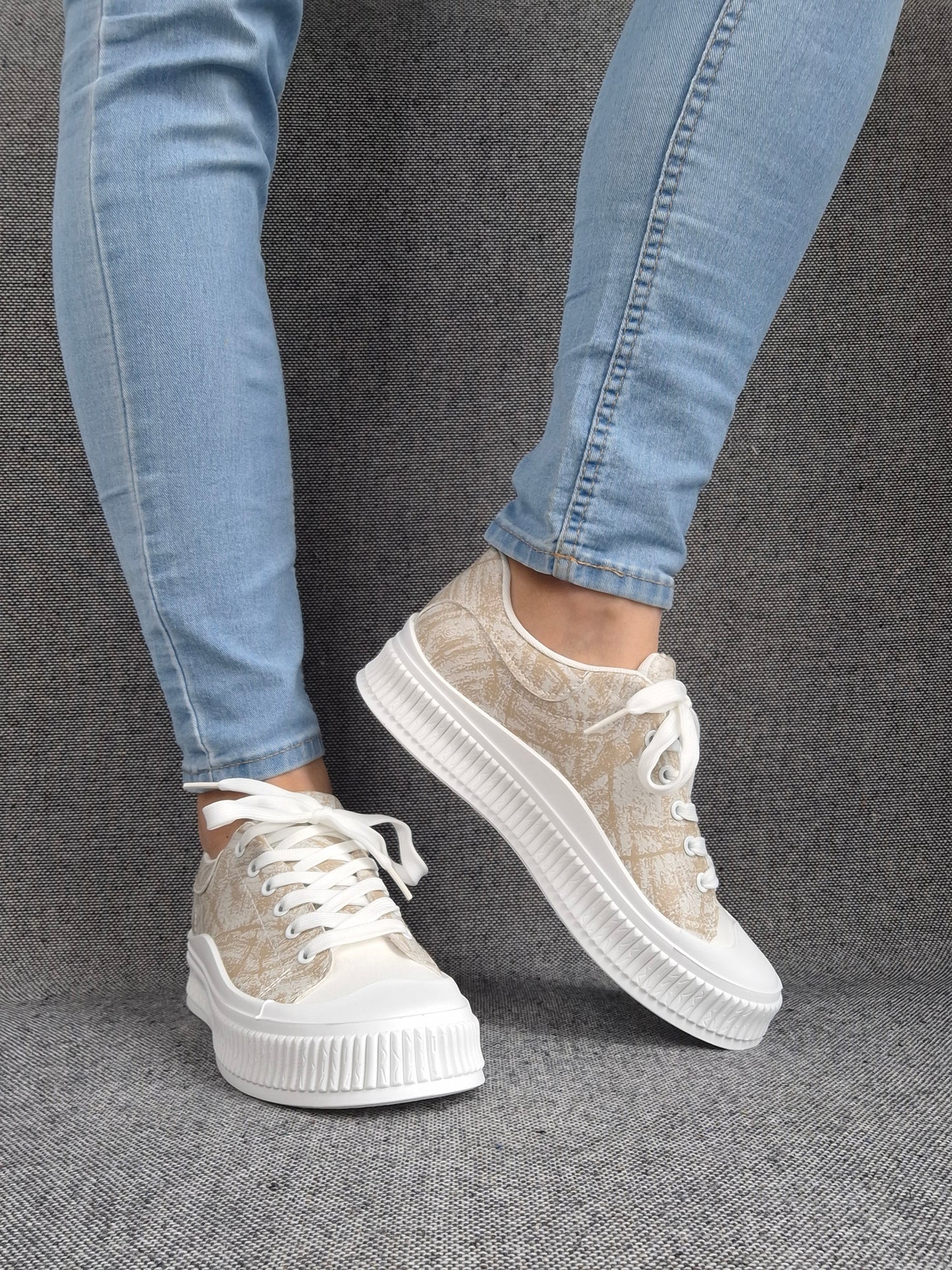 Chaussures baskets basses en simili beige strié et blanc type converse