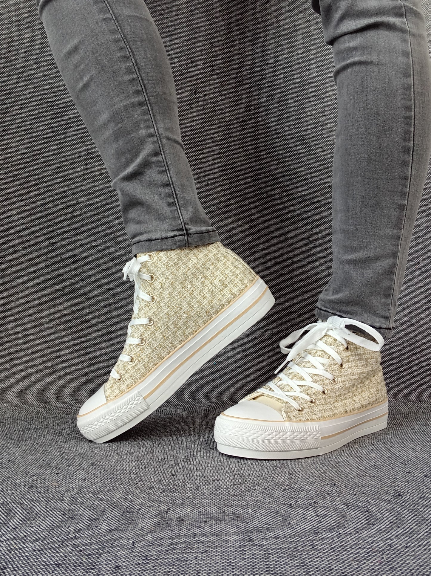 Chaussures baskets hautes en tissu style tressé beige brillant style converse