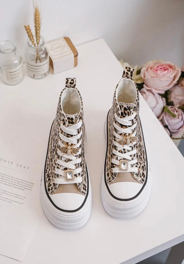 Chaussures baskets hautes semelle compensée en simili motif léopard style converse