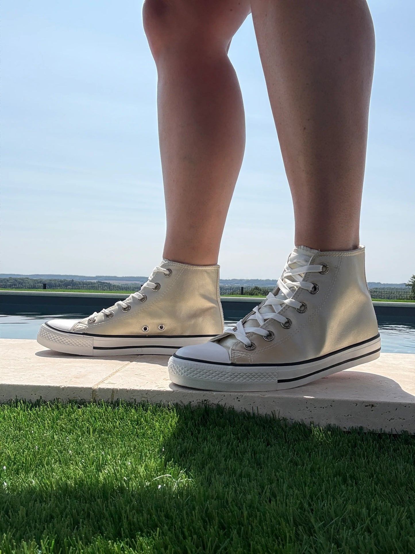 Chaussures baskets hautes dorées et blanc type converse