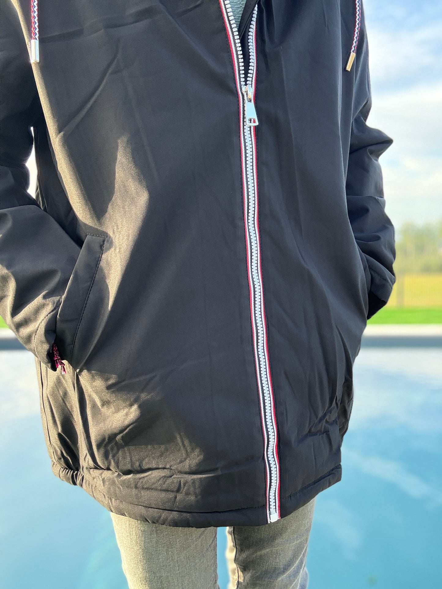 Manteau imperméable mi long fourré en fausse fourrure noir - Curvy