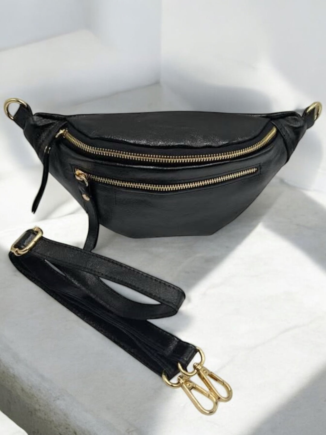 Sac banane en cuir irisé noir 2 poches