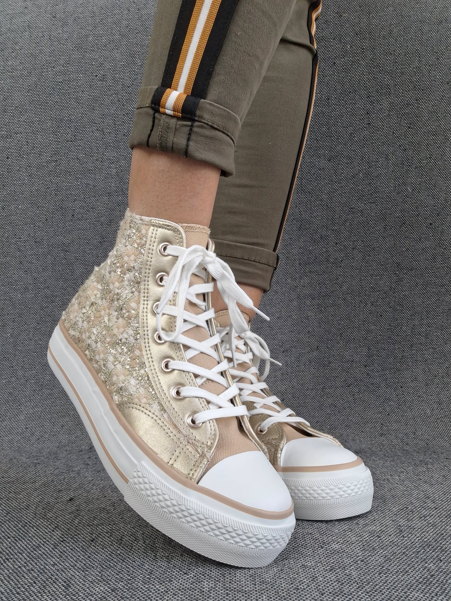 Chaussures baskets hautes en tweed doré style converse