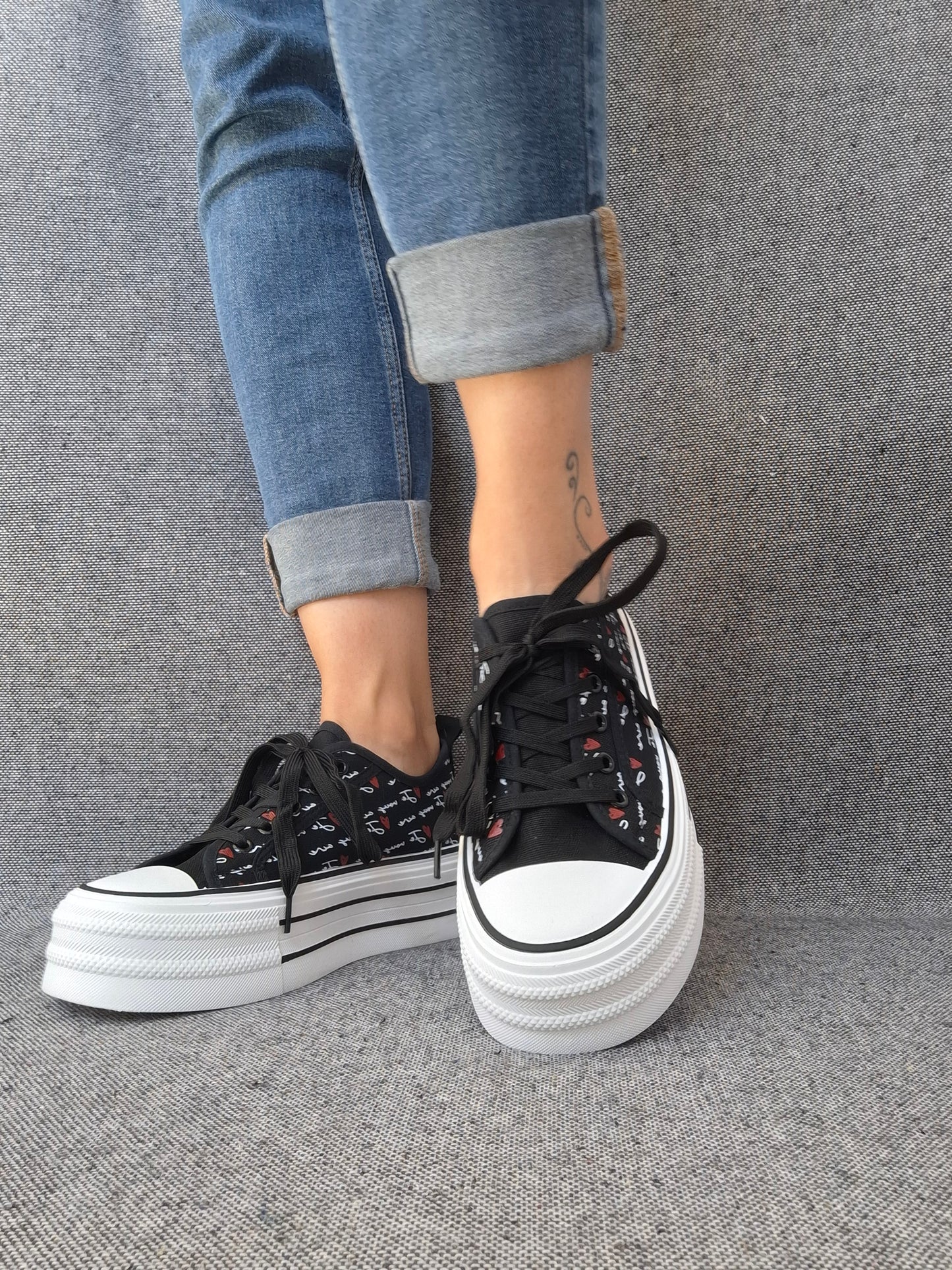 Chaussures baskets basses compensées tissu noir avec inscription “je vous aime”