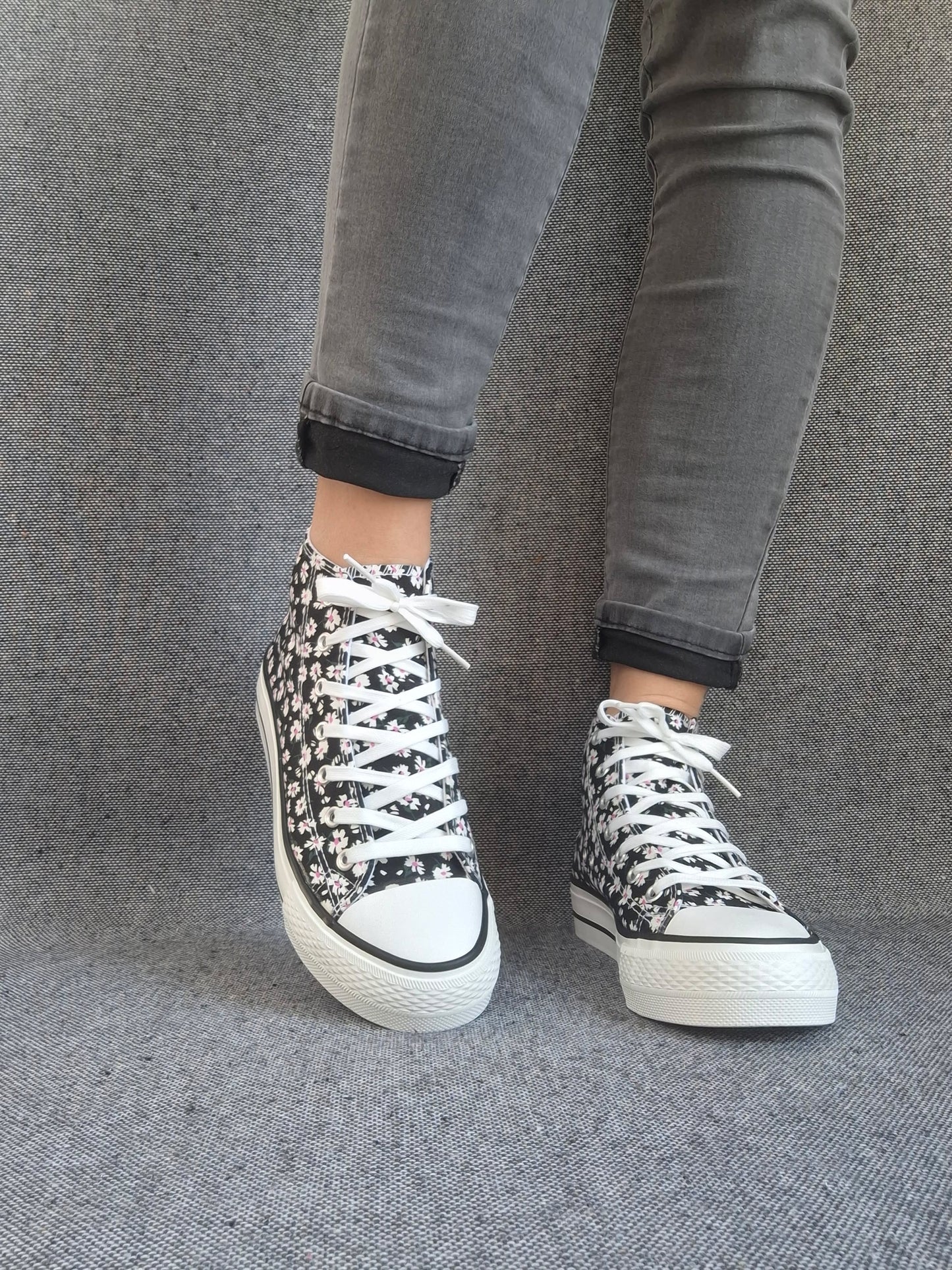 Chaussures baskets hautes motifs liberty fleurs noire en tissu style converse