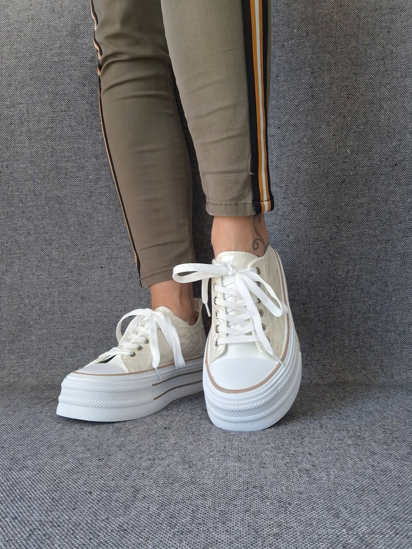 Chaussures baskets basses semelle compensée tissu rigide beige irisé avec motifs zebré style converse plateforme