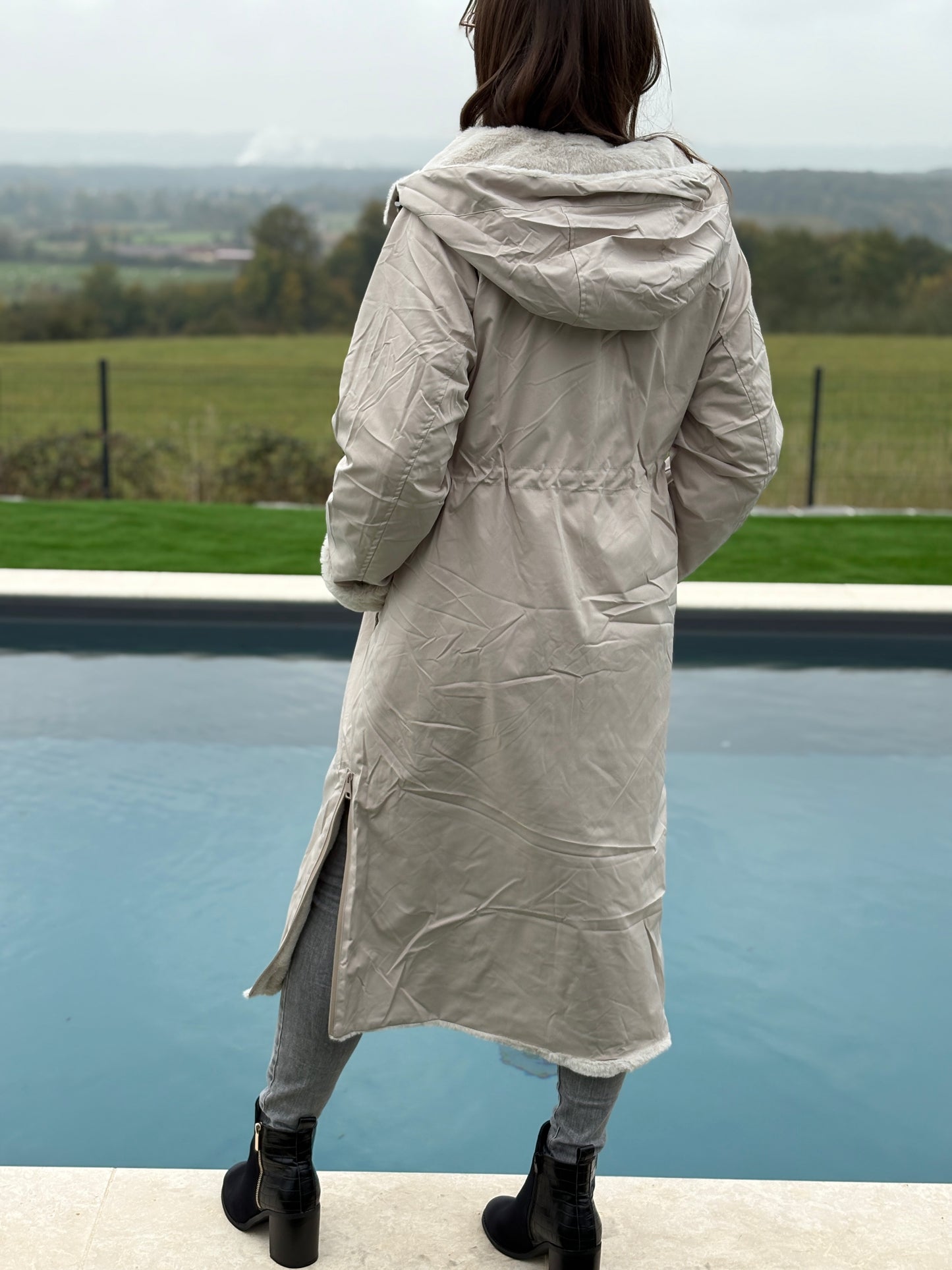 Melya Melody - Manteau long réversible blanc crème fausse fourrure avec capuche et cordons de serrage à la taille