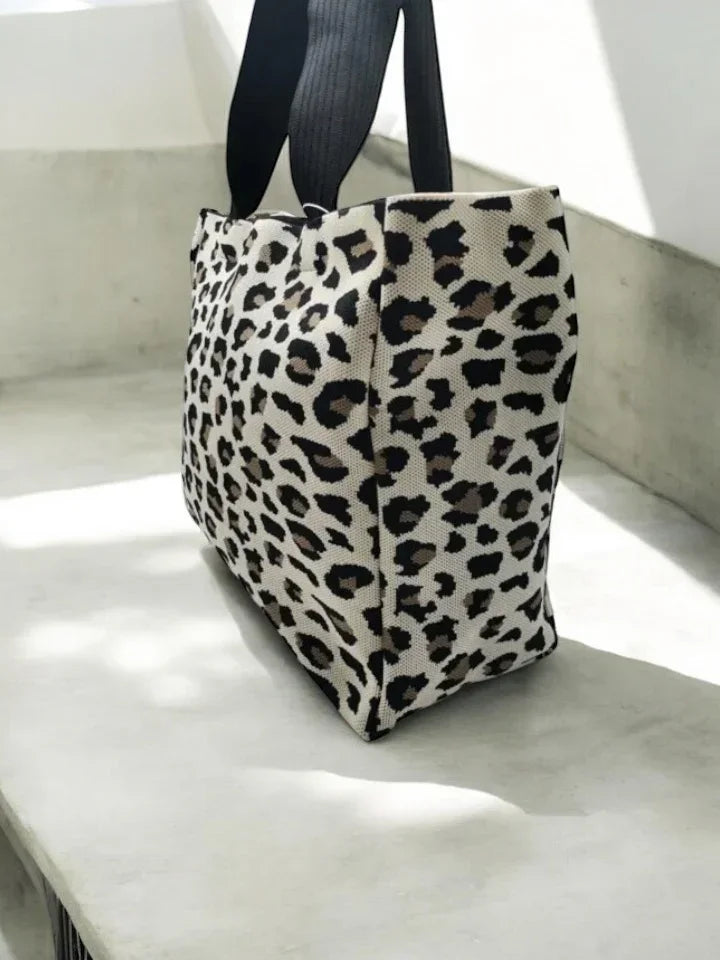 Sac à main type tote bag effet toile de jute motif léopard beige