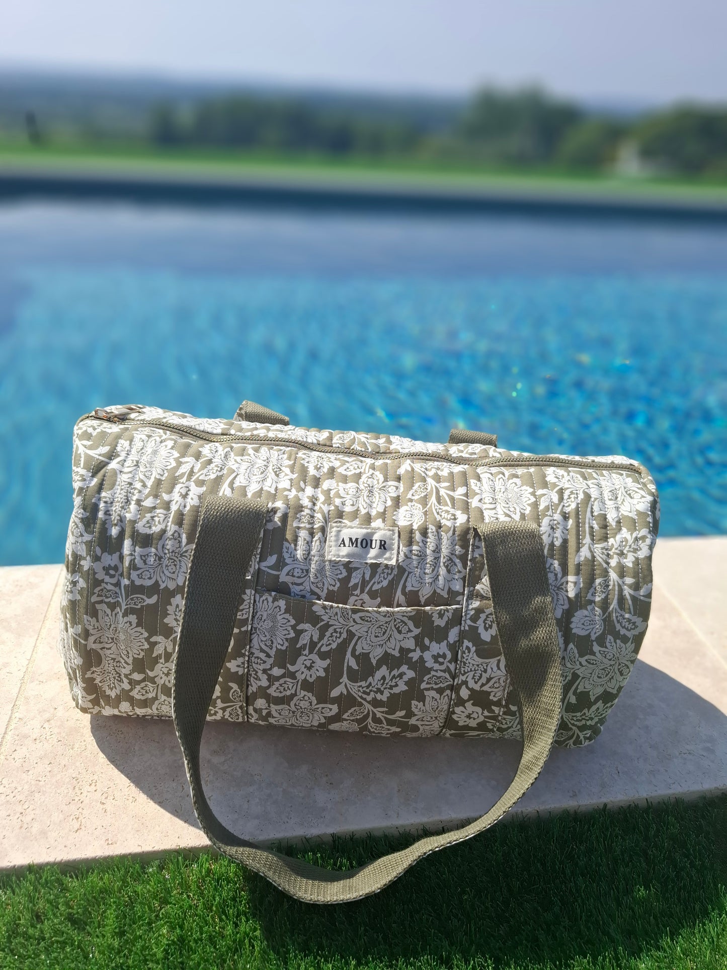Sac polochon en coton matelassé liberty toile de jouy fleuri vert kaki et blanc