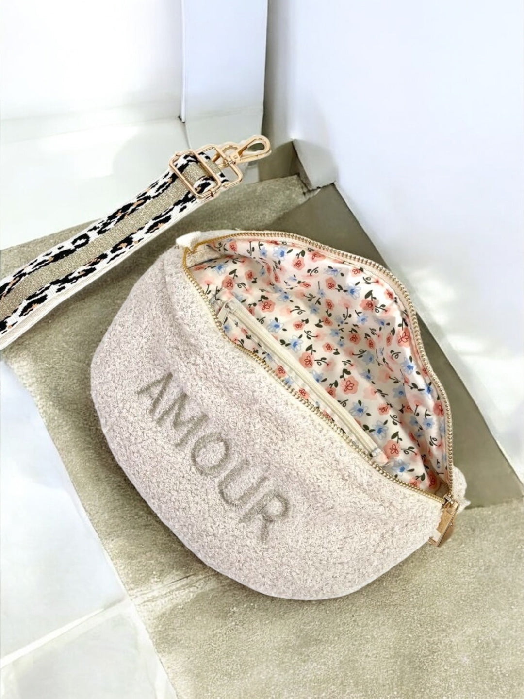 Sac banane en tissu moumoute écru au design bouclé avec le mot "AMOUR" sangle fantaisie léopard