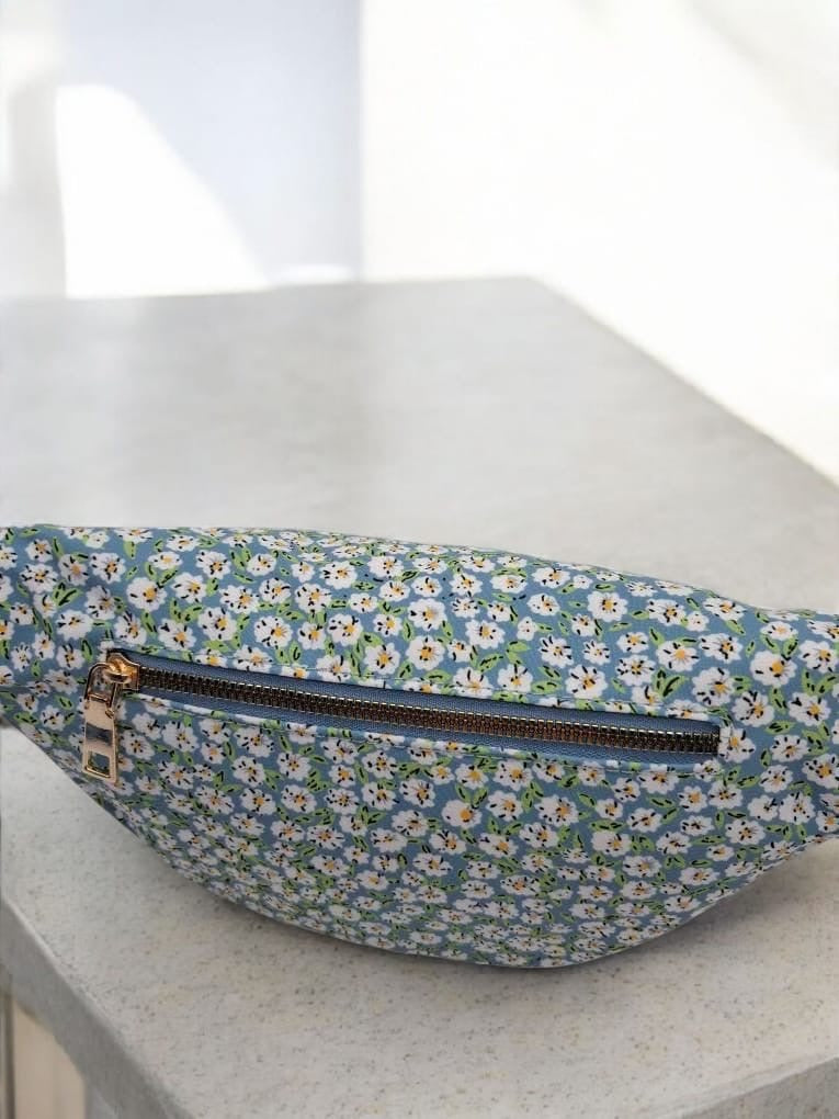 Sac banane en tissu coton liberty bleu motif fleuri blanc