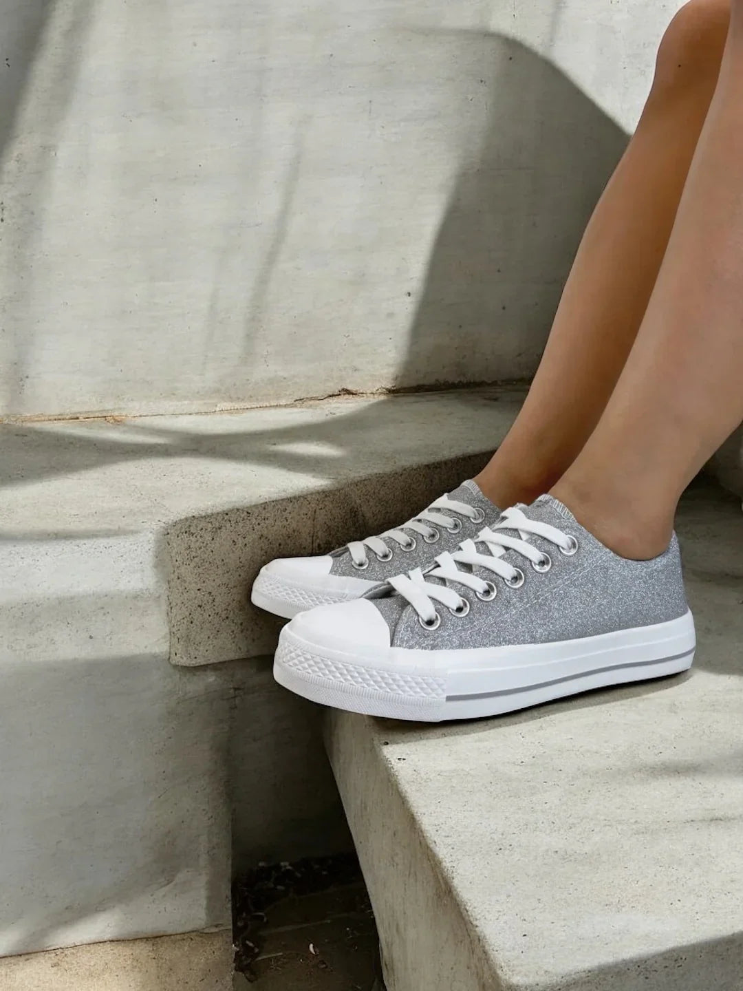 Chaussures baskets basses effet pailleté glitter argenté style converse