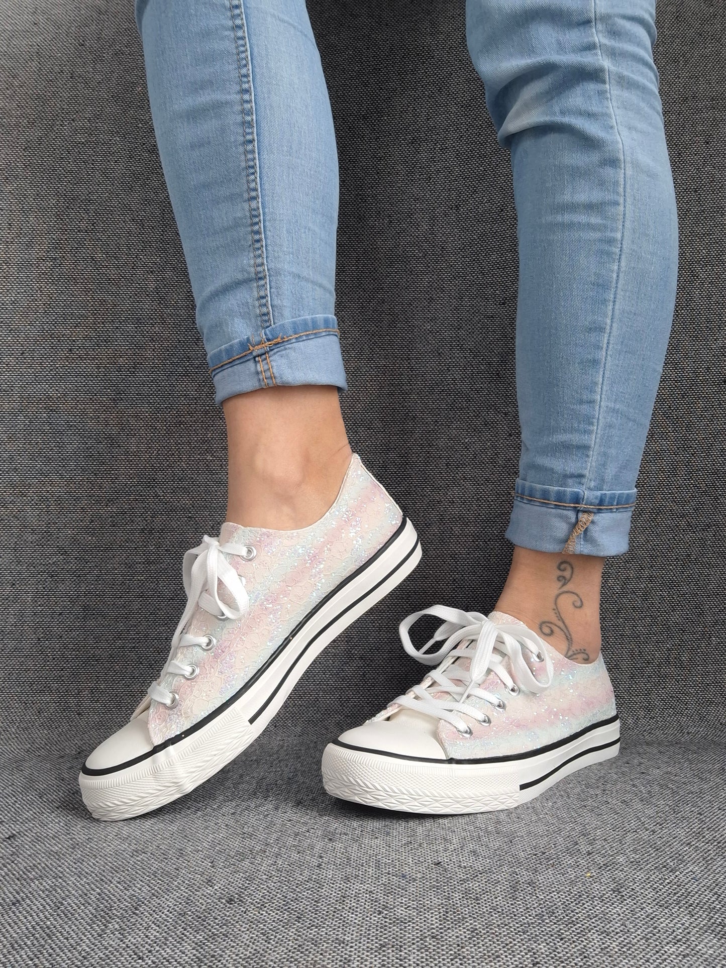 Chaussures baskets basses en tissu dentelé avec reflets irisés multicolores style converse