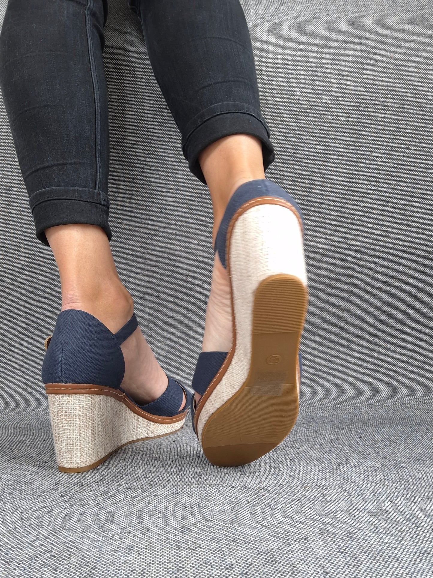 Chaussures sandales compensées tissu à lanières bleu marine semelle beige