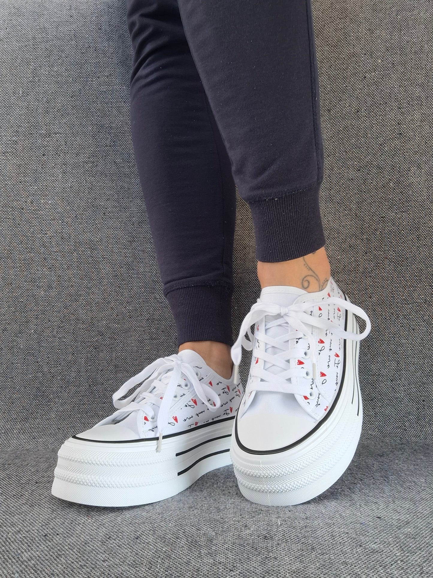 Chaussures baskets basses compensées tissu blanc avec inscription “je vous aime”