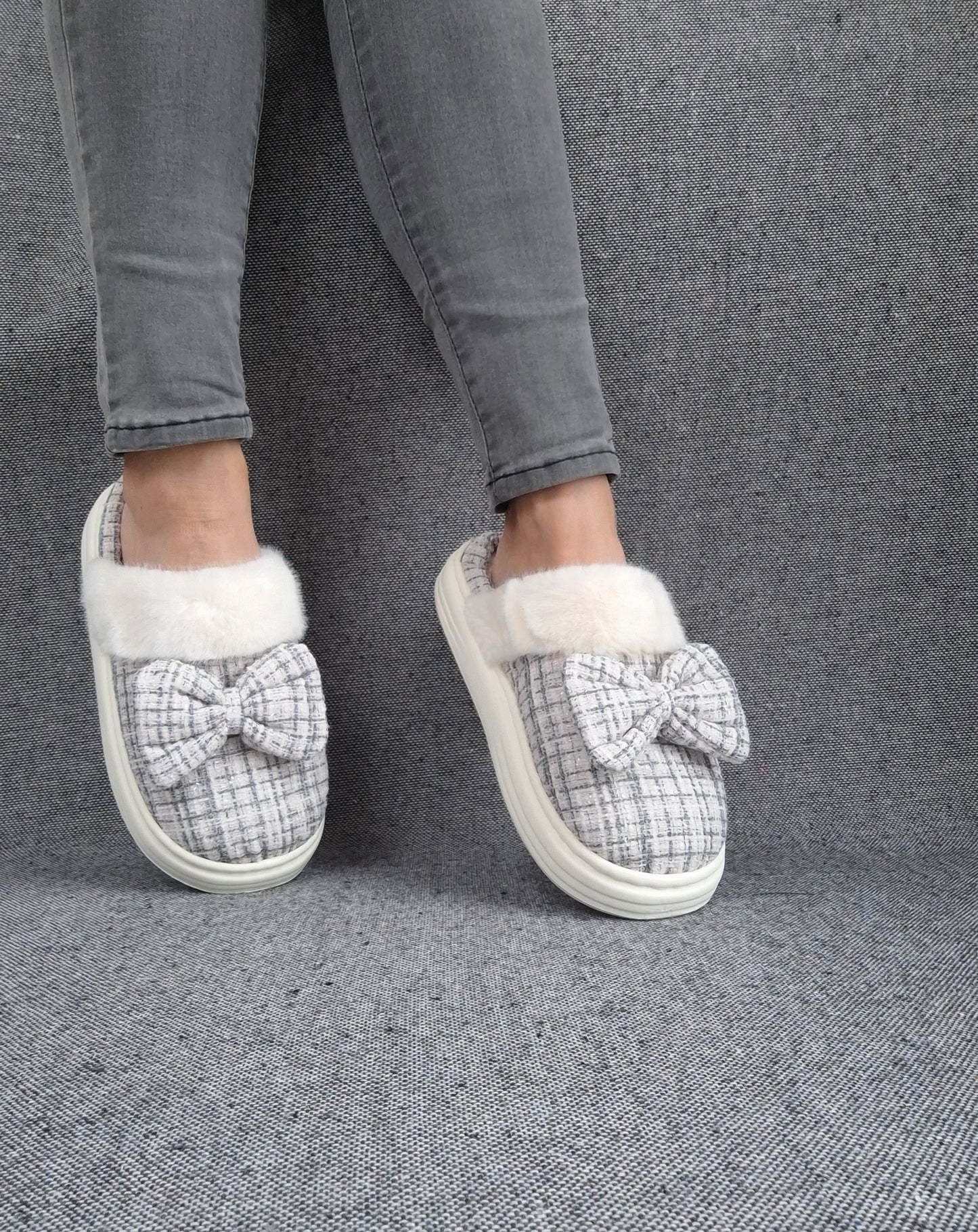 Chaussons fourrés bleu et blanc en tissu à carreaux avec noeud