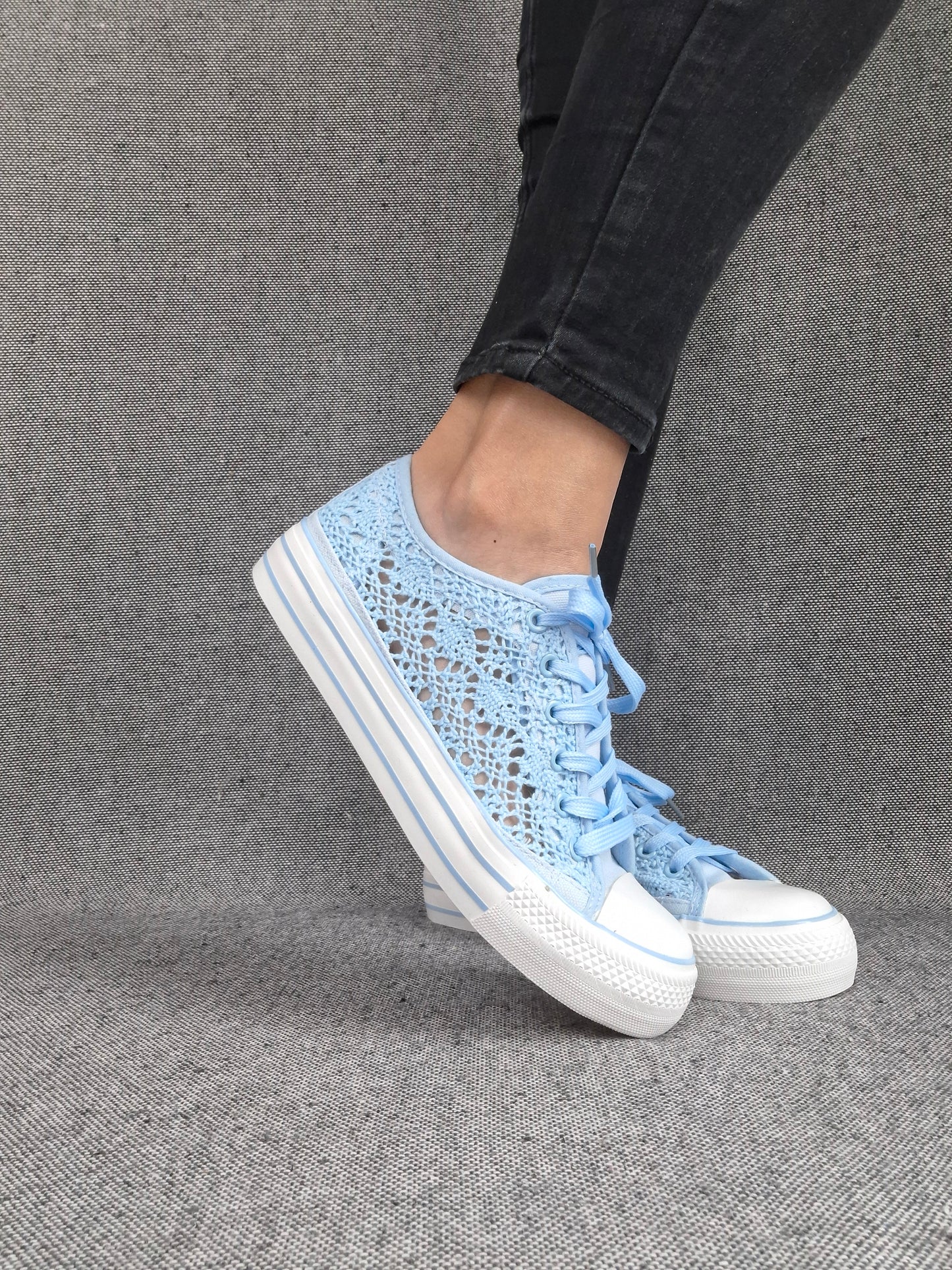 Chaussures baskets basses à dentelle bleu en tissu style converse