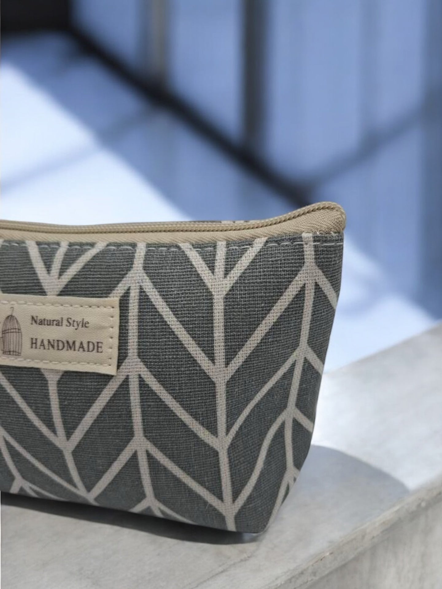 Trousse en coton motif géométrique blanc sur fond gris