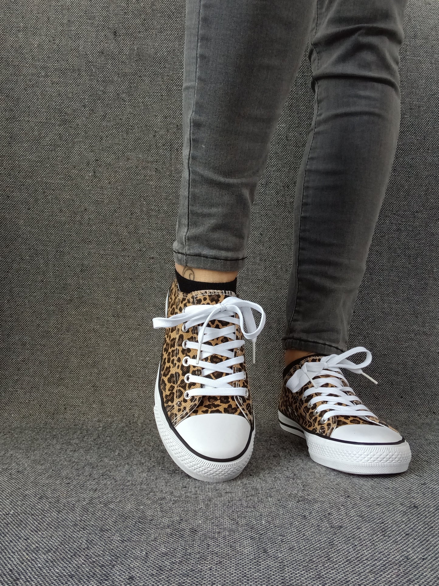 Chaussures baskets basses tissu léopard style converse