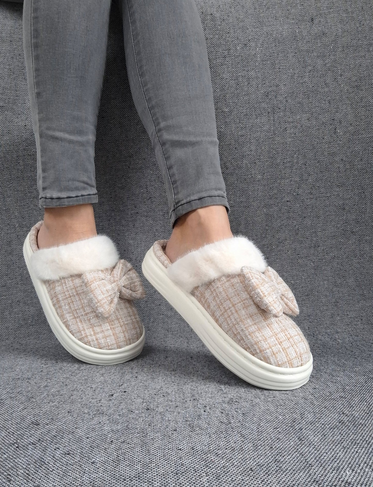 Chaussons fourrés beige et blanc en tissu à carreaux avec noeud