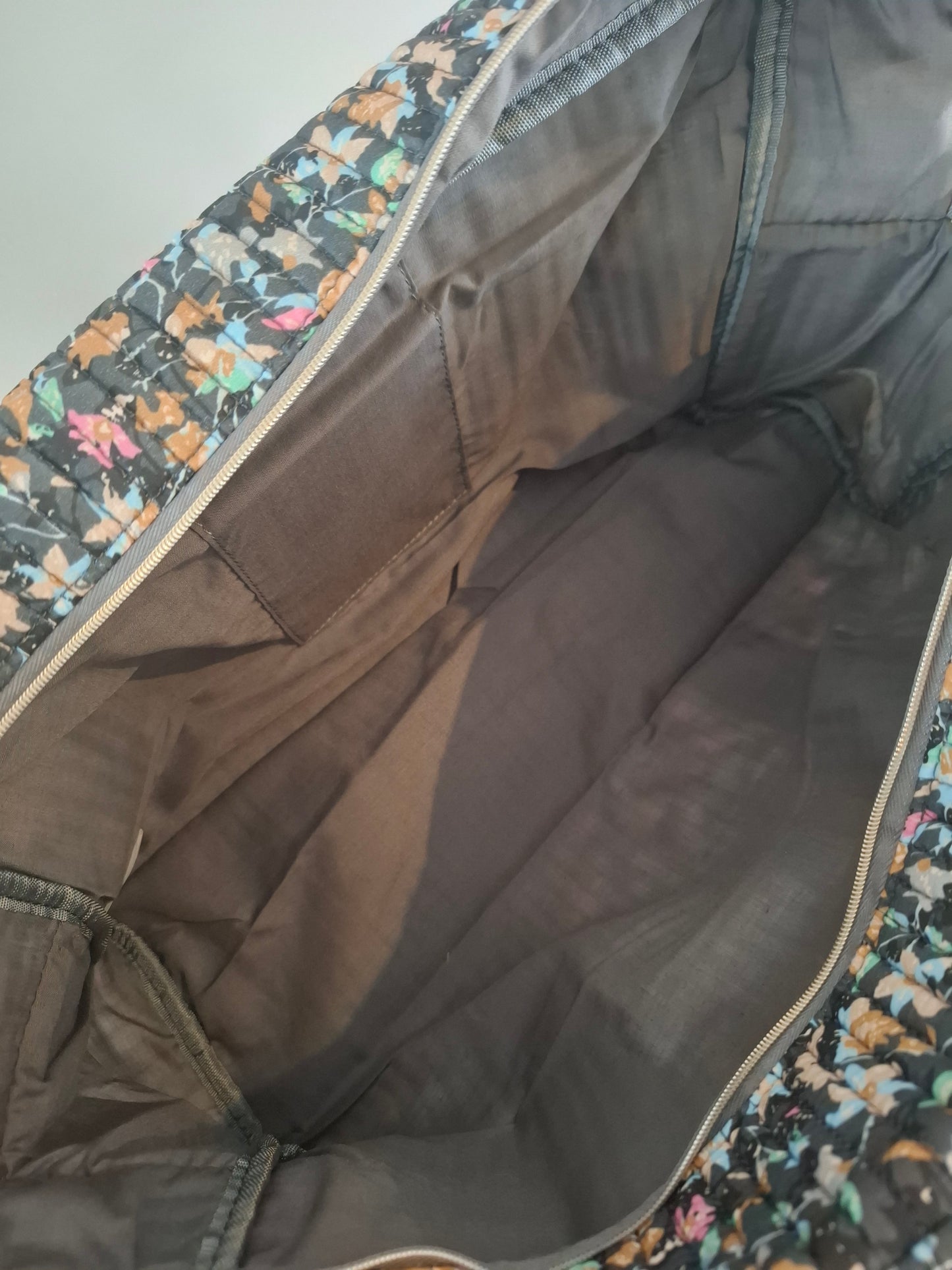 Sac week-end polochon en coton matelassé gris liberty fleuris nuances de rose bleu et orange