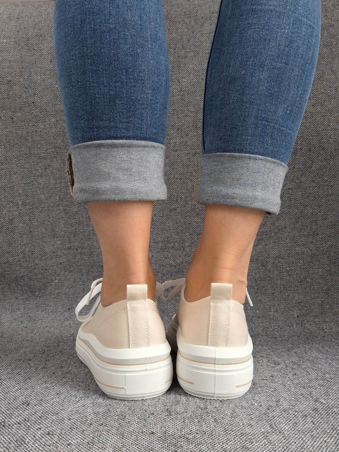 Chaussures baskets en toile beige clair semelle compensée style converse