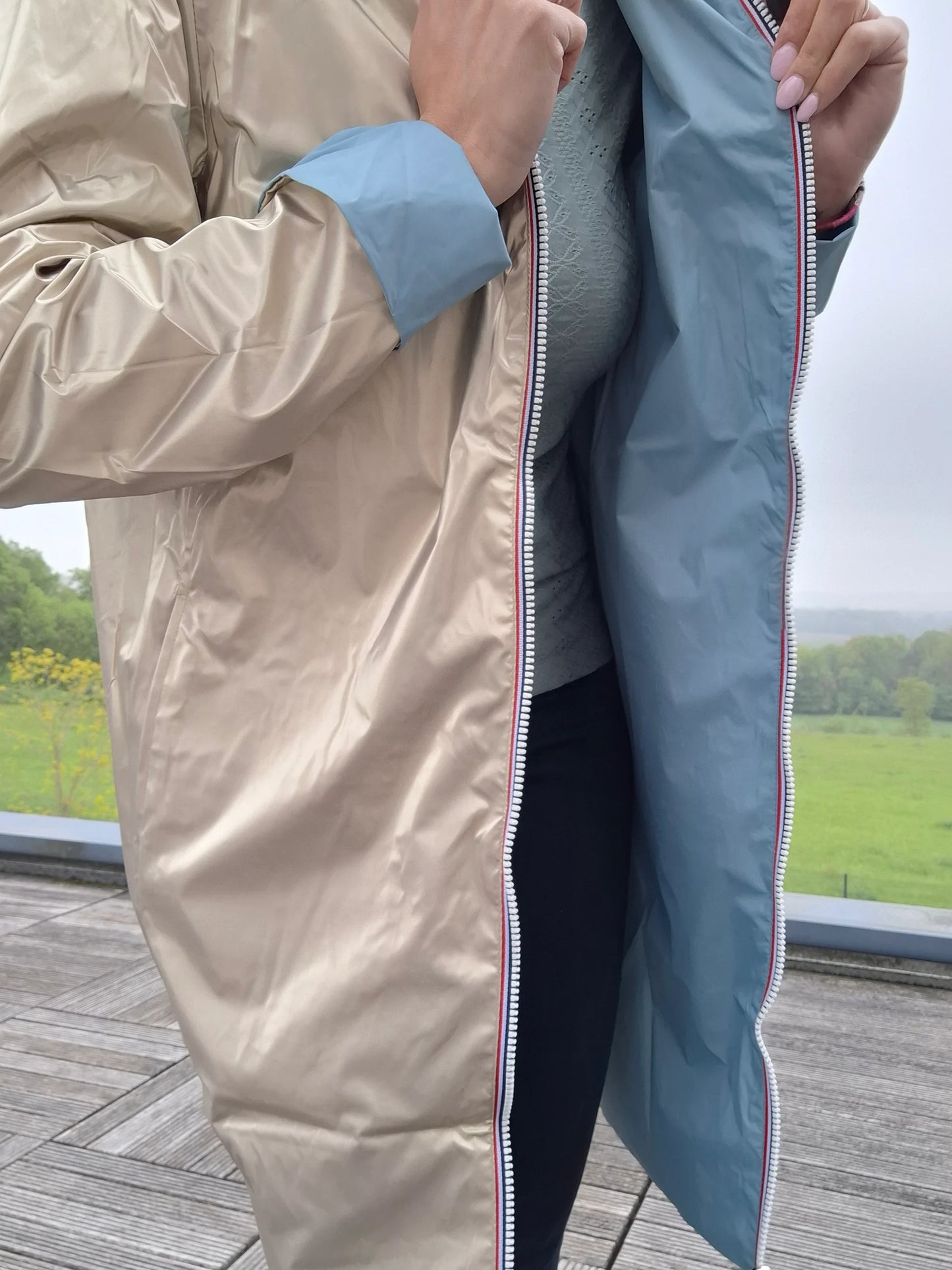 Laura Jo - Gabardina larga reversible sin guata color azul cielo/dorado