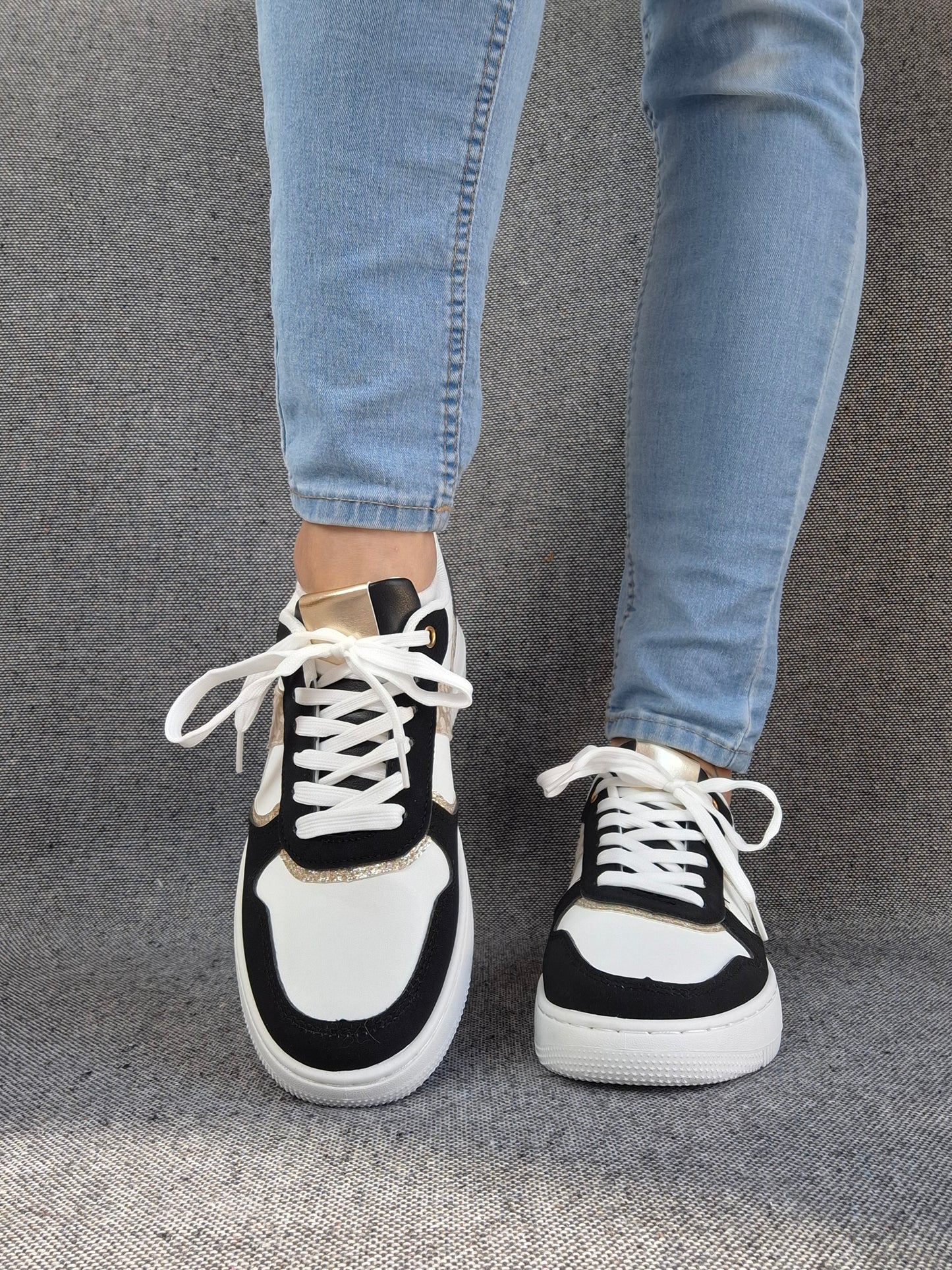 Chaussures baskets blanches et noirs details dorés style sneakers