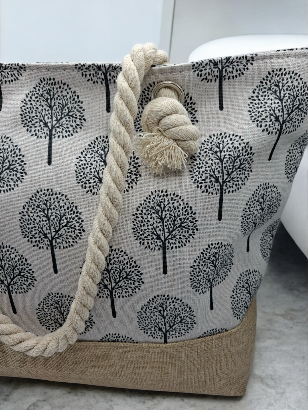 Sac à main de plage porté à l’épaule blanc motifs arbres